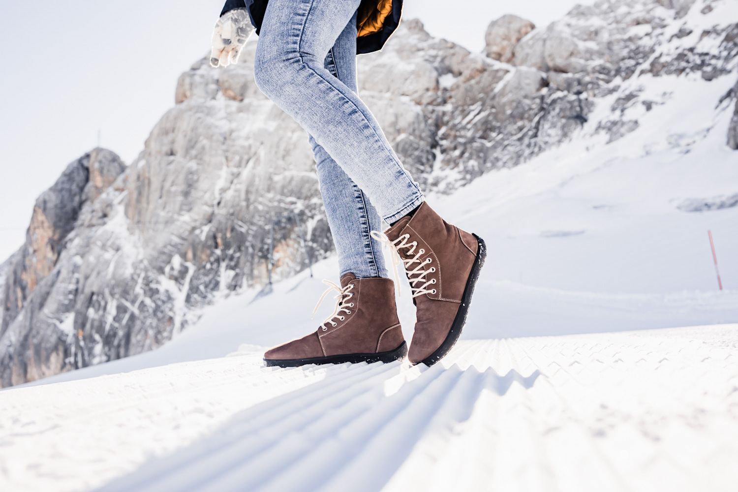 Winter Barfußschuhe Be Lenka Winter 3.0 - Chocolate.


.insulation-properies{display:flex}@media(max-width:991px){.insulation-properies{flex-direction:column}}﻿﻿﻿﻿﻿﻿


Barfußschuhe imitieren perfekt das Gefühl des Barfußlaufens nach, so wie es die Natur vorgesehen hatHochwertiges LederDas temperaturregulierende Wollfutter schützt Ihre Füße vor KälteDeepGrip-Außensohle für bessere Stabilität auf verschiedenen UntergründenDie wasserabweisende Membran zwischen Leder und Wolle sorgt für trockenen, warmen und atmungsaktiven KomfortDas wasserabweisende Leder weist bei regelmäßiger Anwendung eines Imprägniersprays Wasser und Feuchtigkeit abGeschickt platzierte Haken für eine praktischere Handhabung der Schuhe

Vorteile von Barfußschuhen:
ultraflexible SohleZero Drop: keine Höhendifferenz zwischen Vorfuß und Ferse, was Ihre Haltung und Stabilität fördertGroßzügiger Freiraum für Ihre ZehenLeicht
Typ: Straßenschuhe