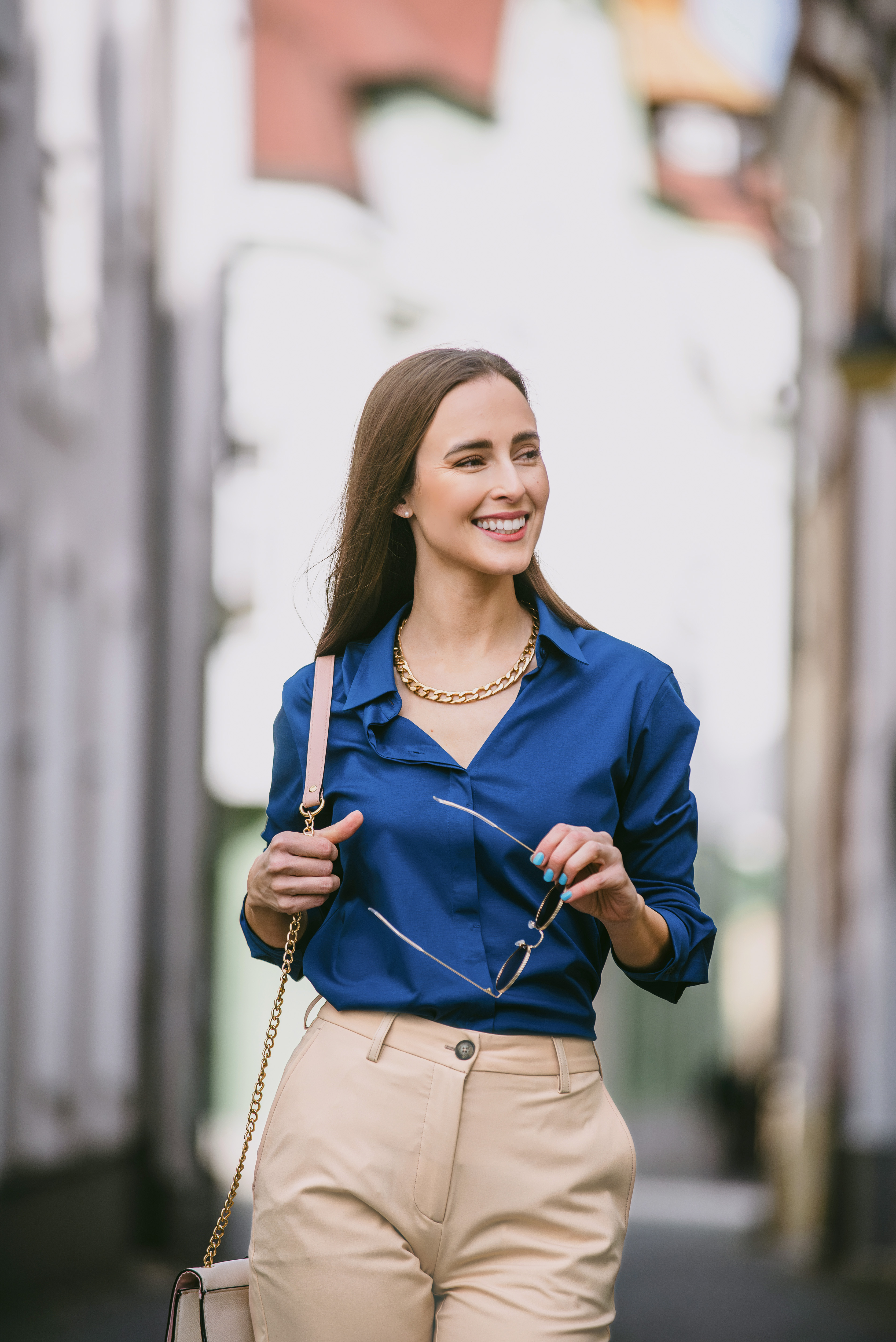 Damenhemd Be Lenka Essentials - Navy.
100% Baumwolle für ultimativen Komfortdas Hemd ist dank der antibakteriellen Behandlung teilweise geruchshemmenddas Material des Hemdes verliert auch nach zahlreichen Waschgängen nicht an QualitätBe Lenka Aufschrift auf allen Knöpfen und ein Ersatzknopf auf dem Etikettdas perfekte Kleidungsstück zur Vervollständigung Ihrer Capsule-Garderobe
Eigenschaften:
antibakterielle Oberflächenbehandlung
Das Model ist 168 cm groß und trägt Größe XS.