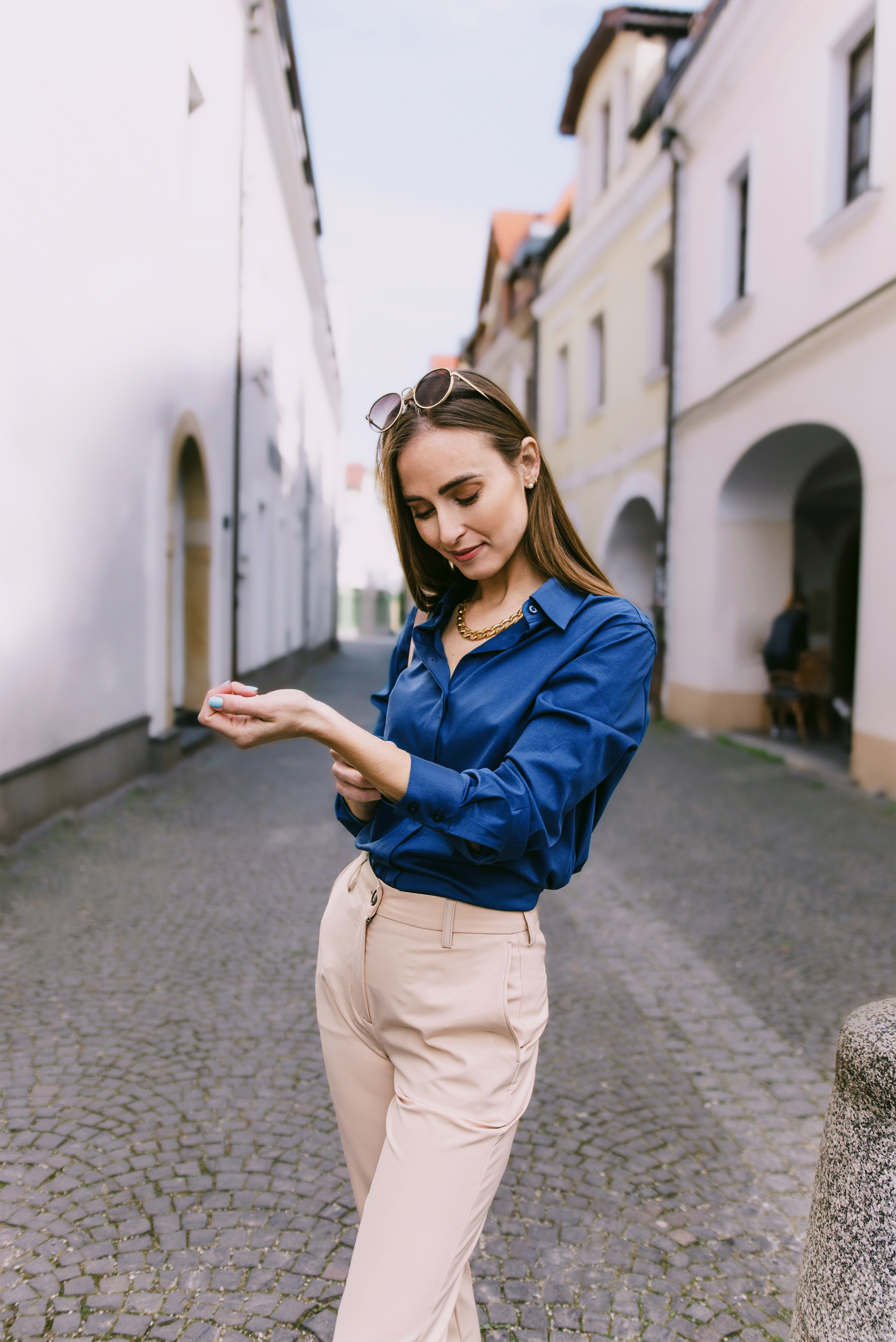 Damenhemd Be Lenka Essentials - Navy.
100% Baumwolle für ultimativen Komfortdas Hemd ist dank der antibakteriellen Behandlung teilweise geruchshemmenddas Material des Hemdes verliert auch nach zahlreichen Waschgängen nicht an QualitätBe Lenka Aufschrift auf allen Knöpfen und ein Ersatzknopf auf dem Etikettdas perfekte Kleidungsstück zur Vervollständigung Ihrer Capsule-Garderobe
Eigenschaften:
antibakterielle Oberflächenbehandlung
Das Model ist 168 cm groß und trägt Größe XS.