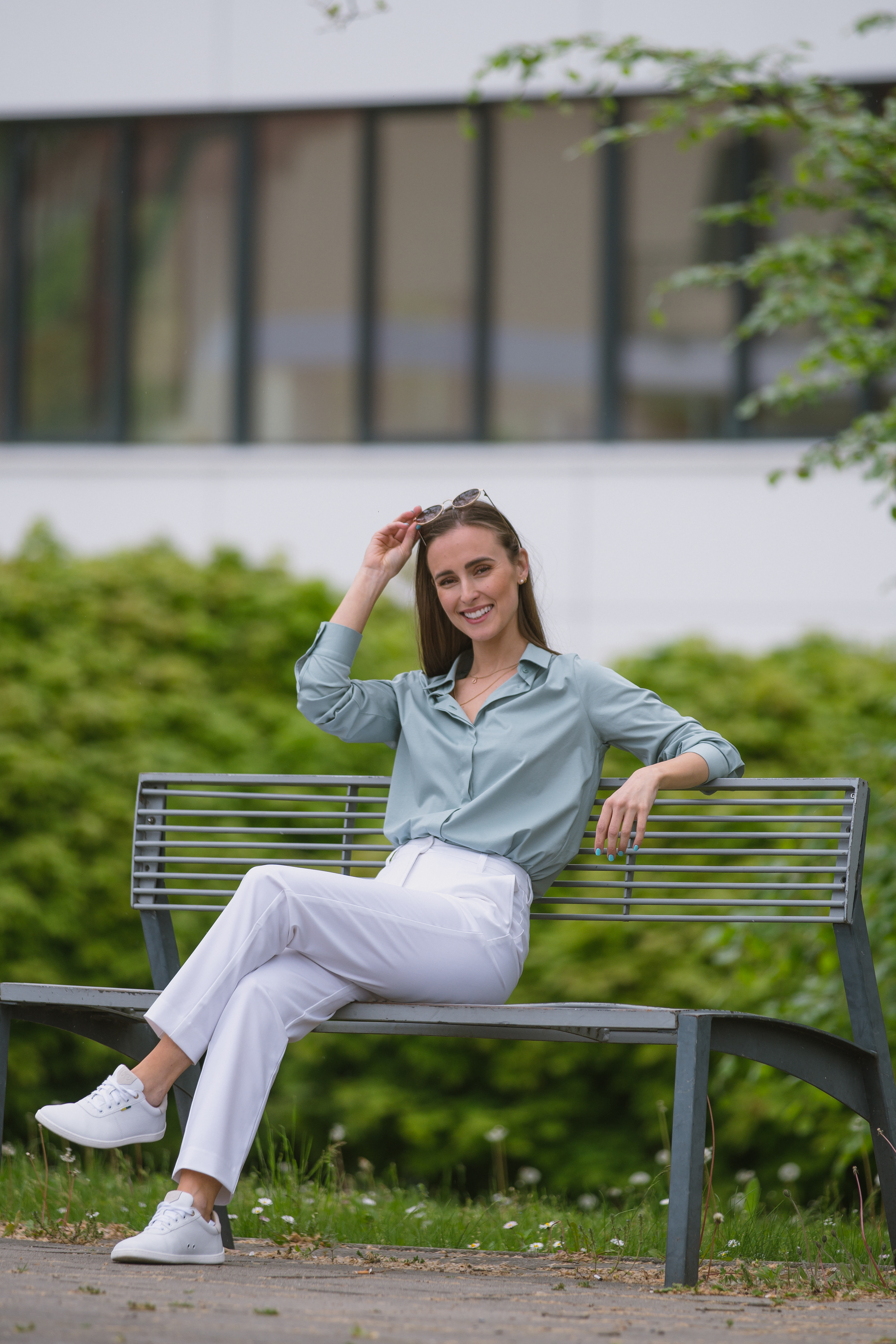 Damenhemd Be Lenka Essentials - Pistachio Green.
100% Baumwolle für ultimativen Komfortdas Hemd ist dank der antibakteriellen Behandlung teilweise geruchshemmenddas Material des Hemdes verliert auch nach zahlreichen Waschgängen nicht an QualitätBe Lenka Aufschrift auf allen Knöpfen und ein Ersatzknopf auf dem Etikettdas perfekte Kleidungsstück zur Vervollständigung Ihrer Capsule-Garderobe
Eigenschaften:
antibakterielle Oberflächenbehandlung
Das Model ist 168 cm groß und trägt Größe XS.