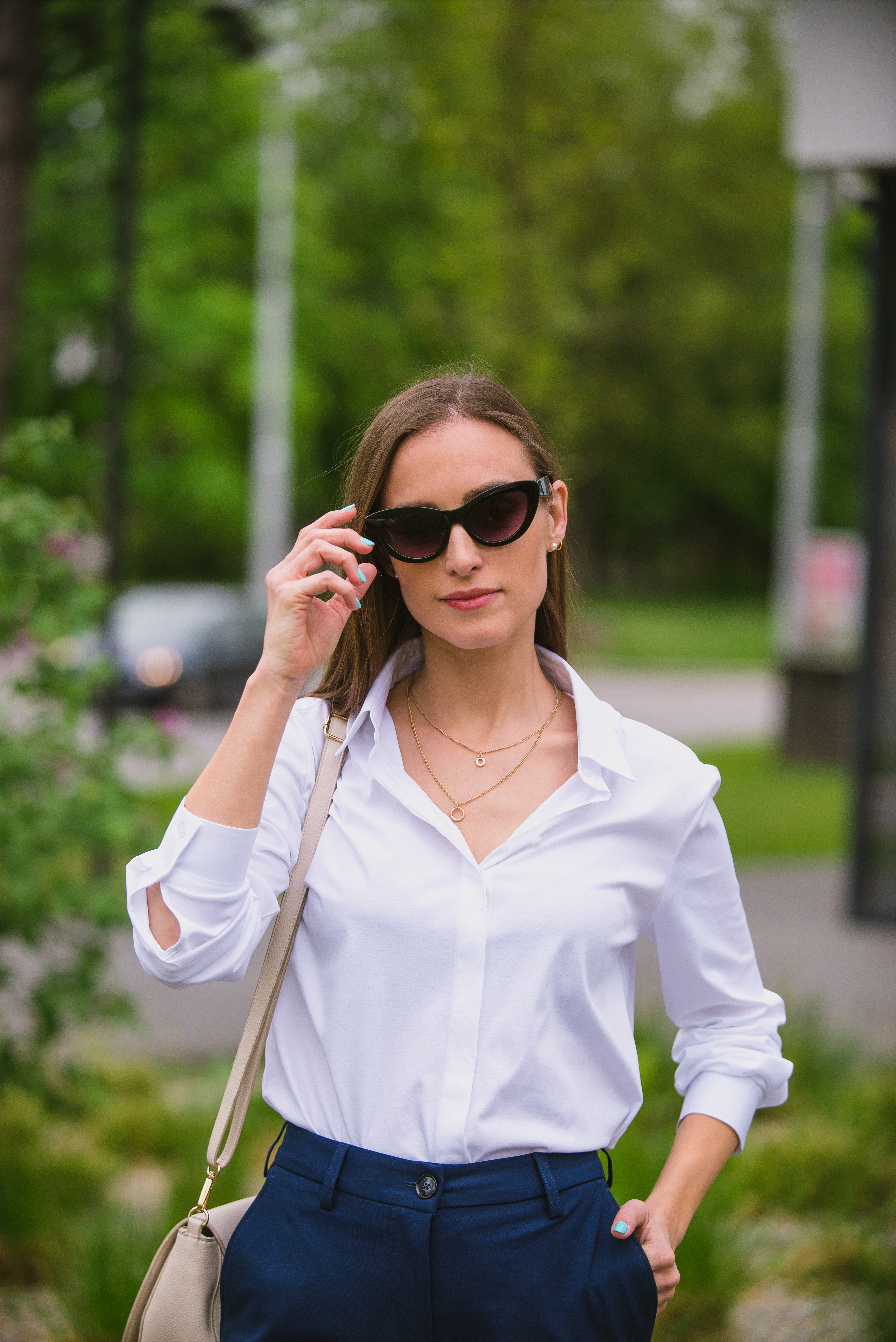 Damenhemd Be Lenka Essentials - White.
100% Baumwolle für ultimativen Komfortdas Hemd ist dank der antibakteriellen Behandlung teilweise geruchshemmenddas Material des Hemdes verliert auch nach zahlreichen Waschgängen nicht an QualitätBe Lenka Aufschrift auf allen Knöpfen und ein Ersatzknopf auf dem Etikettdas perfekte Kleidungsstück zur Vervollständigung Ihrer Capsule-Garderobe
Eigenschaften:
antibakterielle Oberflächenbehandlung
Das Model ist 168 cm groß und trägt Größe XS.