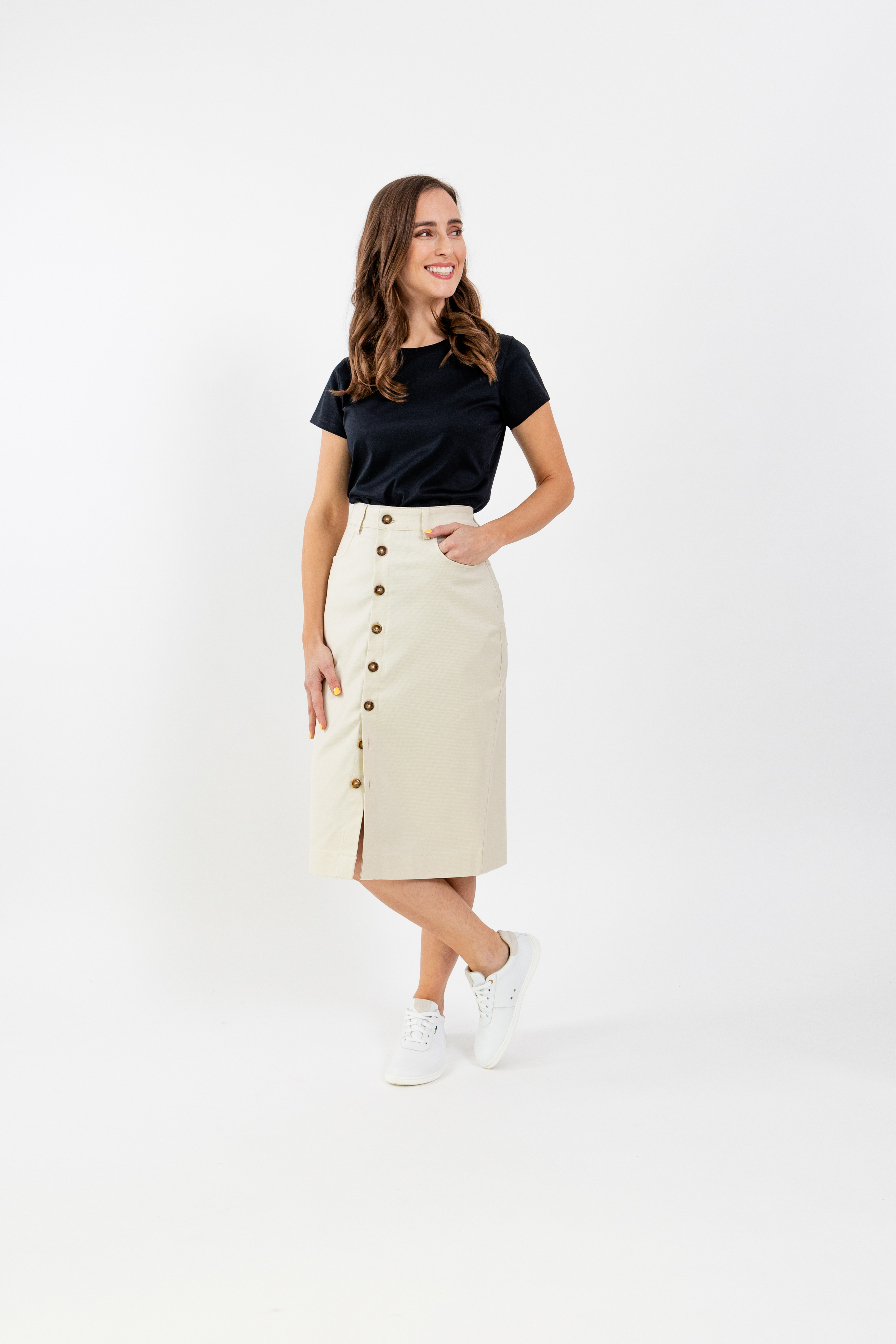 Damen-Midirock Be Lenka Essentials - Creme.
98% Baumwolle für höchsten Tragekomfort mit einer Prise Elasthan für zusätzliche Elastizitätdas Material des Rocks verliert auch nach zahlreichen Waschgängen nicht an Qualitätder hohe Baumwollanteil sorgt für Atmungsaktivität und besseren FeuchtigkeitstransportBe Lenka Gravur auf allen Knöpfenideales Stück zur Vervollständigung Ihrer Capsule-Garderobeantibakterielle Eigenschaften
Eigenschaften:
wasserabweisendes Material
Das Model ist 168 cm groß und trägt Größe XS.