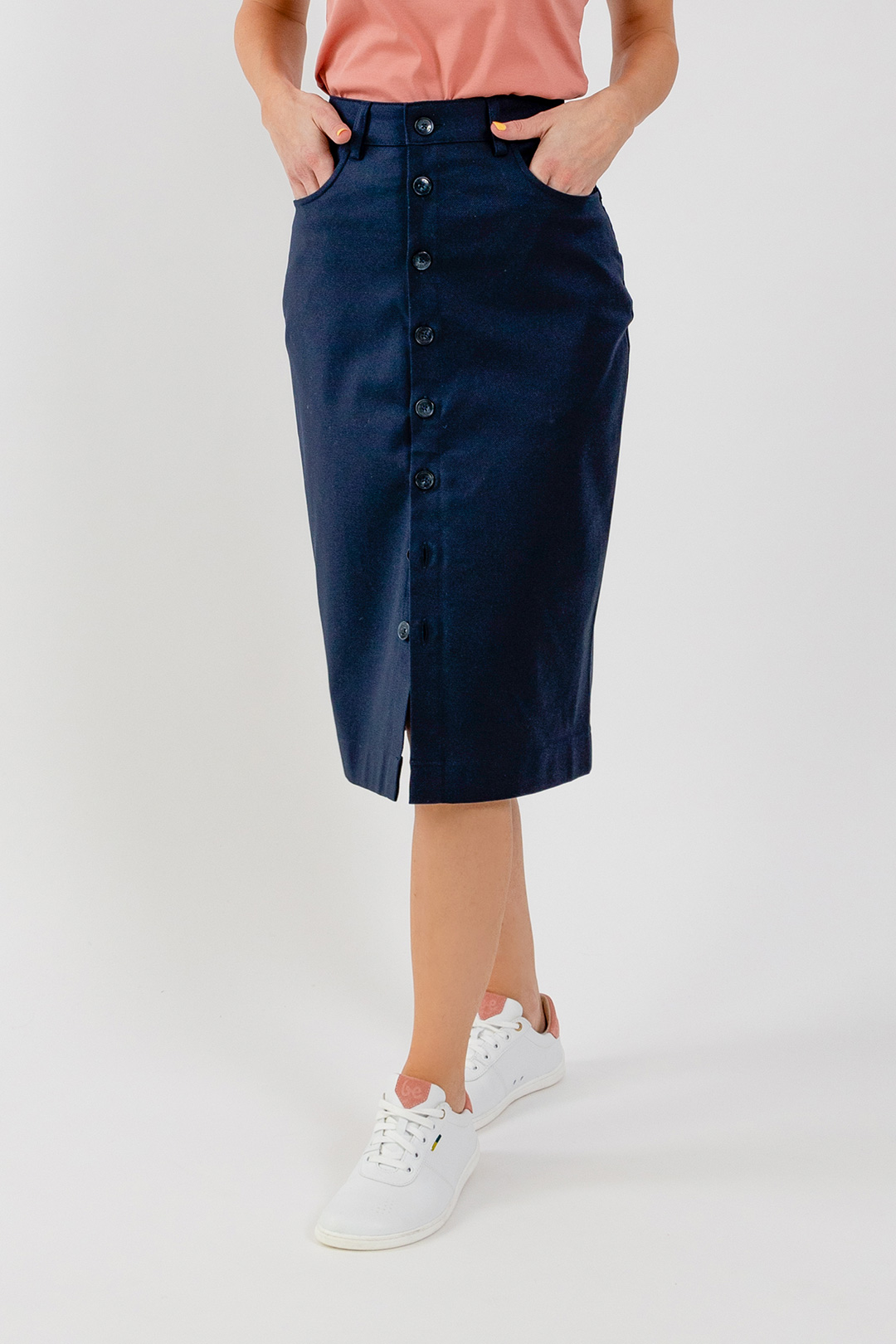 Damen-Midirock Be Lenka Essentials - Navy.
98% Baumwolle für höchsten Tragekomfort mit einer Prise Elasthan für zusätzliche Elastizitätdas Material des Rocks verliert auch nach zahlreichen Waschgängen nicht an Qualitätder hohe Baumwollanteil sorgt für Atmungsaktivität und besseren FeuchtigkeitstransportBe Lenka Gravur auf allen Knöpfenideales Stück zur Vervollständigung Ihrer Capsule-Garderobeantibakterielle Eigenschaften
Eigenschaften:
wasserabweisendes Material
Das Model ist 168 cm groß und trägt Größe XS.