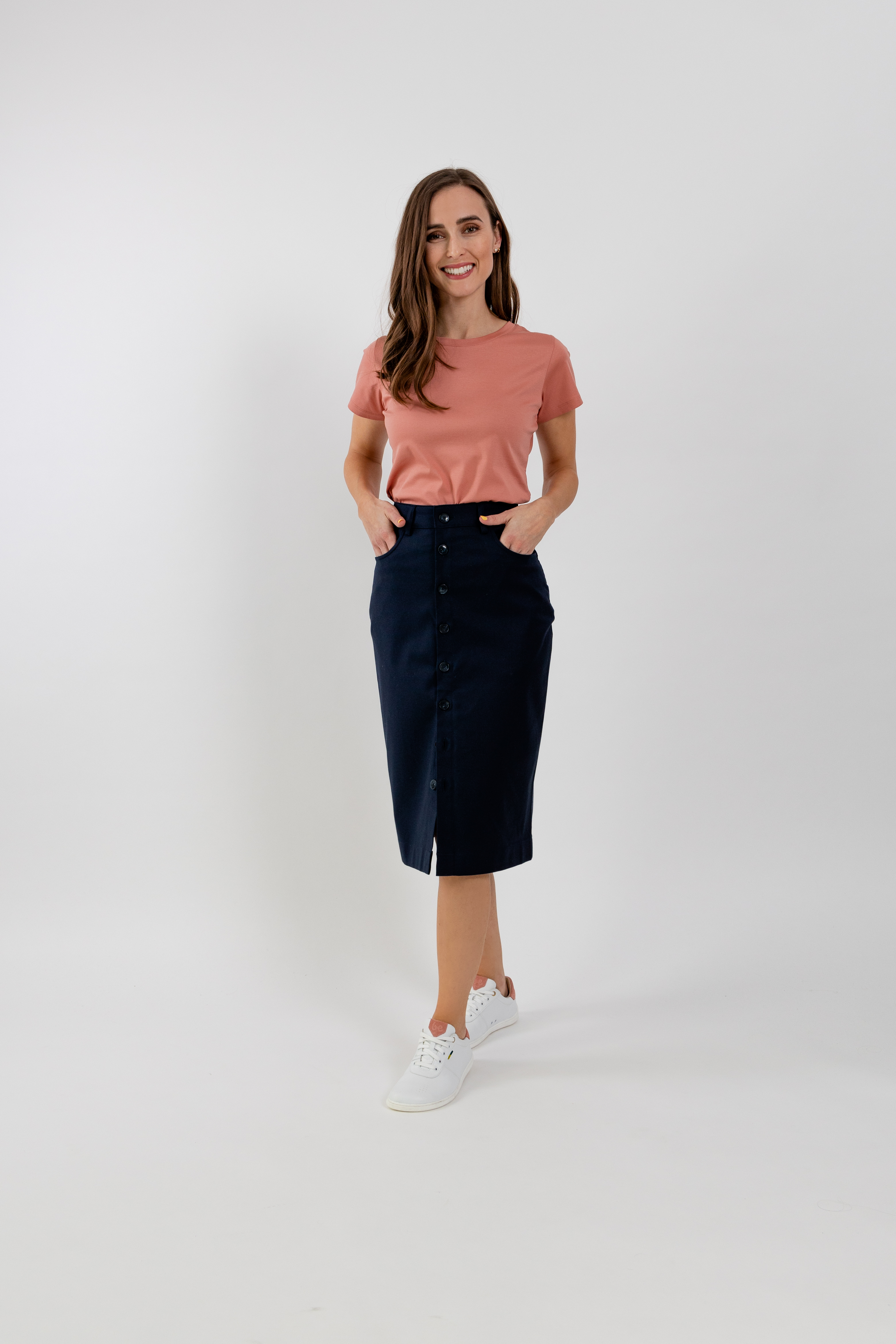 Damen-Midirock Be Lenka Essentials - Navy.
98% Baumwolle für höchsten Tragekomfort mit einer Prise Elasthan für zusätzliche Elastizitätdas Material des Rocks verliert auch nach zahlreichen Waschgängen nicht an Qualitätder hohe Baumwollanteil sorgt für Atmungsaktivität und besseren FeuchtigkeitstransportBe Lenka Gravur auf allen Knöpfenideales Stück zur Vervollständigung Ihrer Capsule-Garderobeantibakterielle Eigenschaften
Eigenschaften:
wasserabweisendes Material
Das Model ist 168 cm groß und trägt Größe XS.