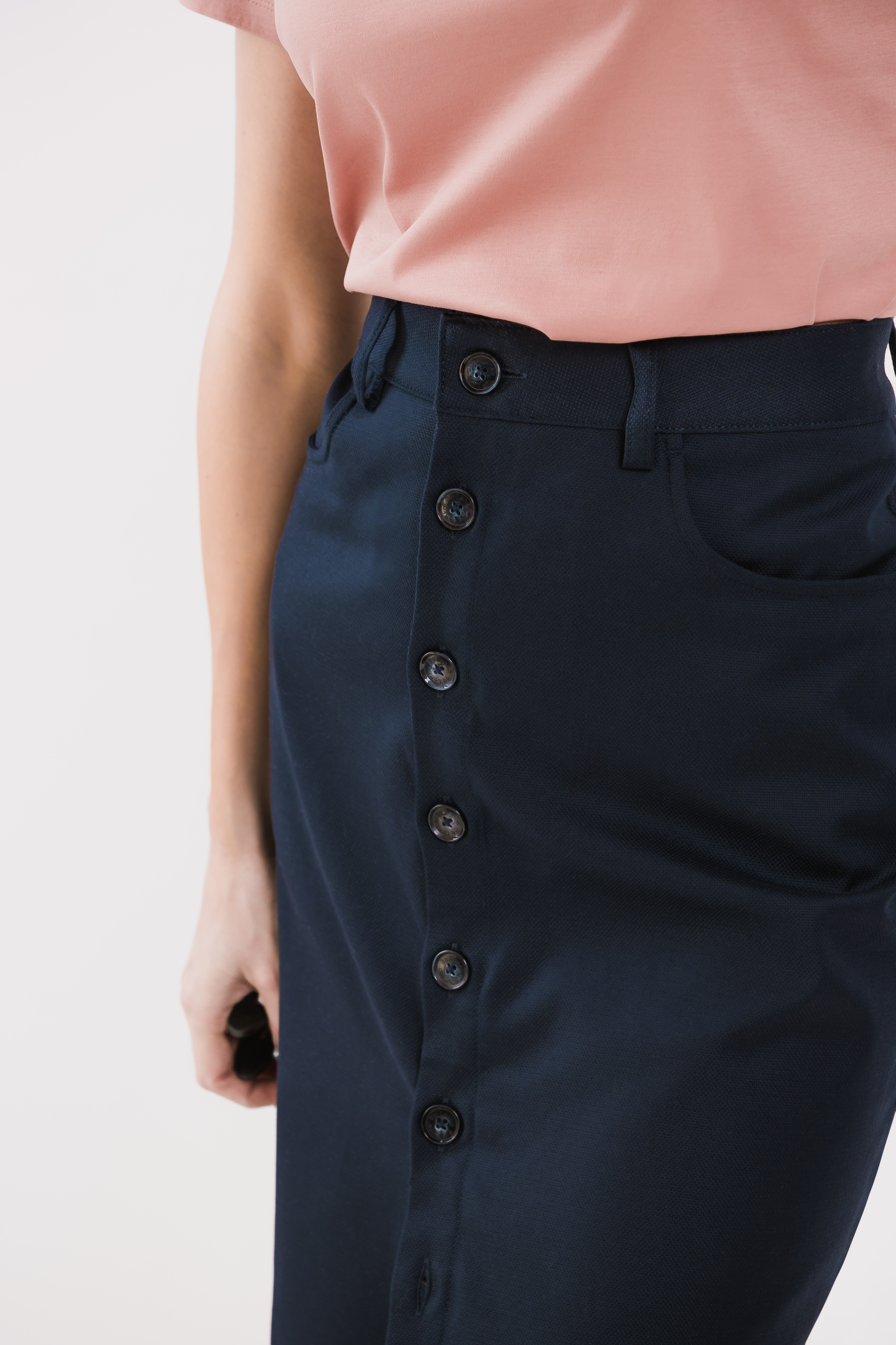 Damen-Midirock Be Lenka Essentials - Navy.
98% Baumwolle für höchsten Tragekomfort mit einer Prise Elasthan für zusätzliche Elastizitätdas Material des Rocks verliert auch nach zahlreichen Waschgängen nicht an Qualitätder hohe Baumwollanteil sorgt für Atmungsaktivität und besseren FeuchtigkeitstransportBe Lenka Gravur auf allen Knöpfenideales Stück zur Vervollständigung Ihrer Capsule-Garderobeantibakterielle Eigenschaften
Eigenschaften:
wasserabweisendes Material
Das Model ist 168 cm groß und trägt Größe XS.