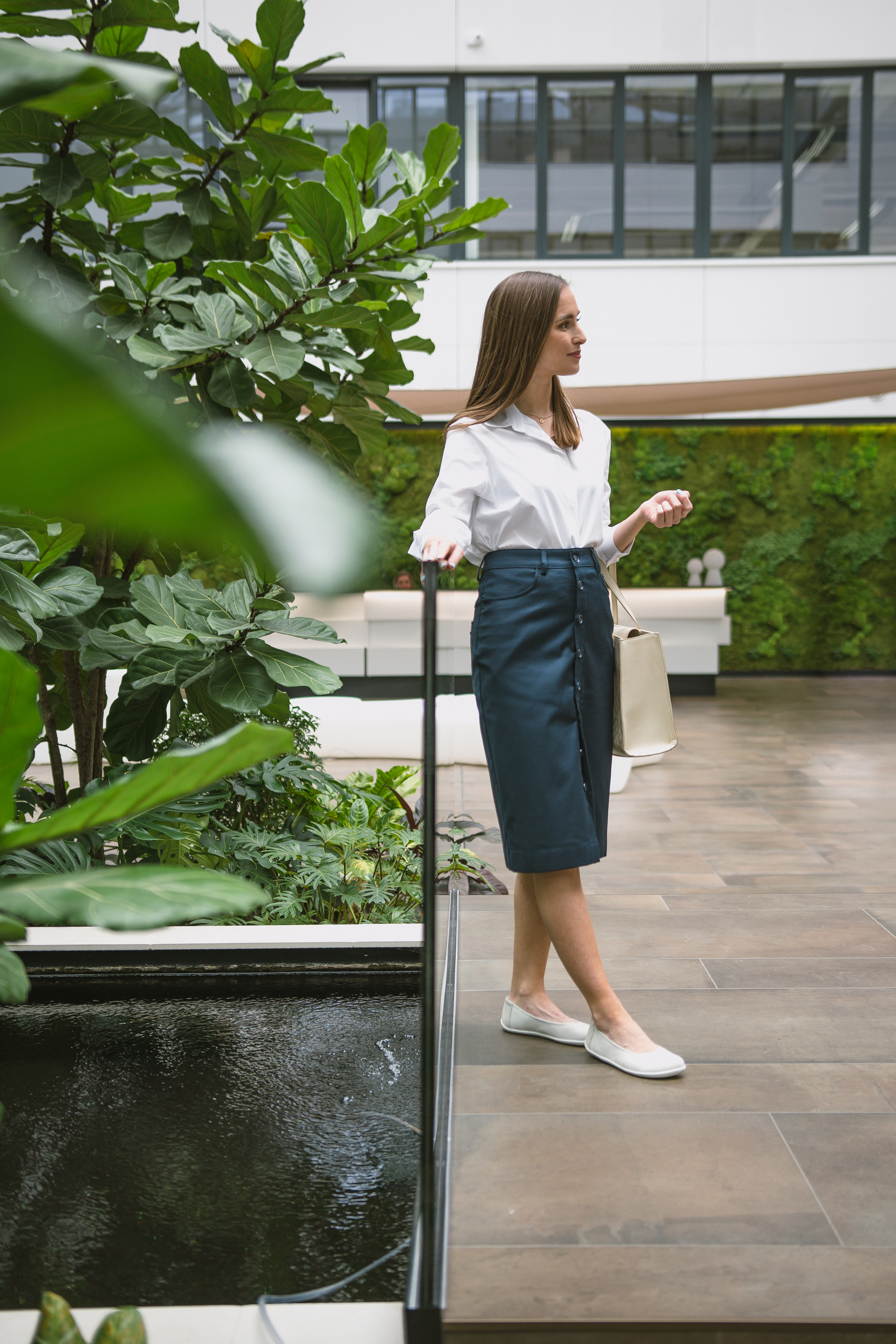 Damen-Midirock Be Lenka Essentials - Navy.
98% Baumwolle für höchsten Tragekomfort mit einer Prise Elasthan für zusätzliche Elastizitätdas Material des Rocks verliert auch nach zahlreichen Waschgängen nicht an Qualitätder hohe Baumwollanteil sorgt für Atmungsaktivität und besseren FeuchtigkeitstransportBe Lenka Gravur auf allen Knöpfenideales Stück zur Vervollständigung Ihrer Capsule-Garderobeantibakterielle Eigenschaften
Eigenschaften:
wasserabweisendes Material
Das Model ist 168 cm groß und trägt Größe XS.