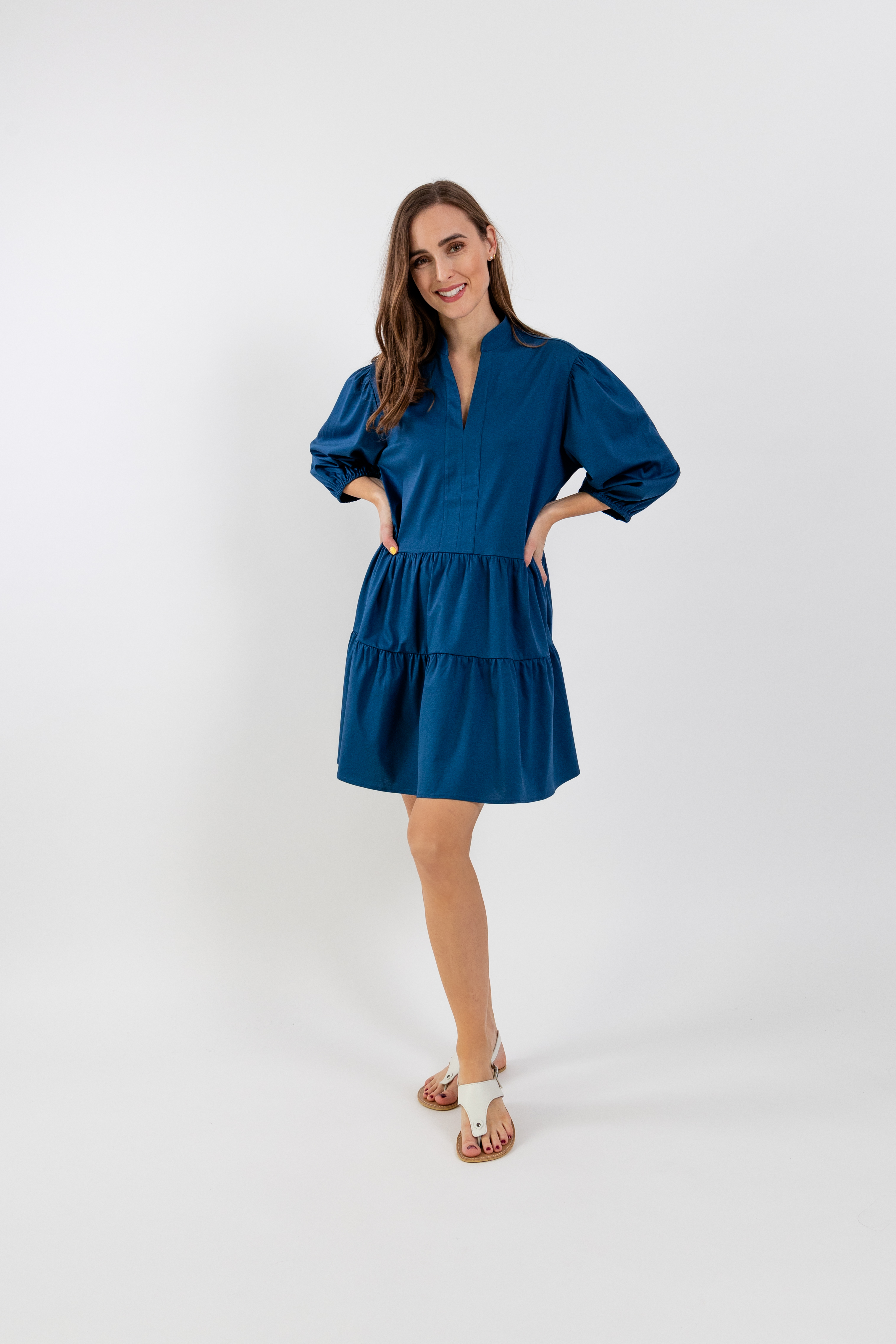 Damen Hemdblusenkleid Be Lenka Essentials - Navy.
100% Baumwolle transportiert Feuchtigkeit sehr gut abdas Kleid behält auch nach zahlreichen Waschgängen seine Qualitätdie Elastizität des Materials wird durch eine spezielle Verflechtung der Baumwollfäden gewährleistetdie Interlock-Technologie verleiht dem Kleid einen eleganten Glanzdas ideale Kleidungsstück zur Vervollständigung Ihrer Capsule-Garderobe
Eigenschaften:
antibakterielle Oberflächenbehandlung
Das Model ist 168 cm groß und trägt Größe XS/S.