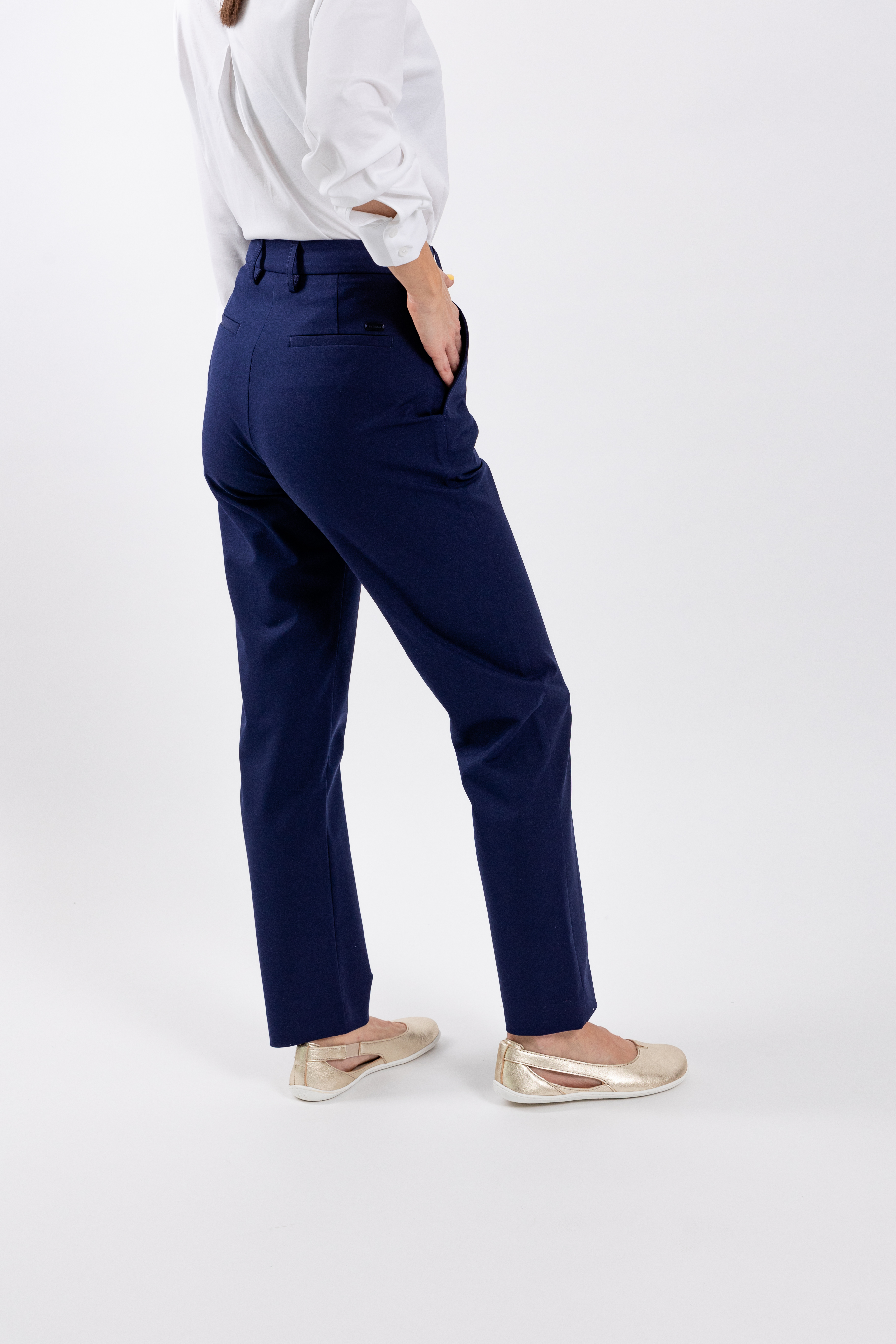 Damenhose Be Lenka Essentials - Navy.
wasserabweisende Hose aus leichtem und atmungsaktivem Materialgeringes Gewicht und Elastizität garantieren Komfort den ganzen Tag überpraktischer Knopf- und ReißverschlussErsatzknopf im Innenteil der Hose
Eigenschaften:
wasserabweisendes Material
Das Model ist 168 cm groß und trägt Größe S.