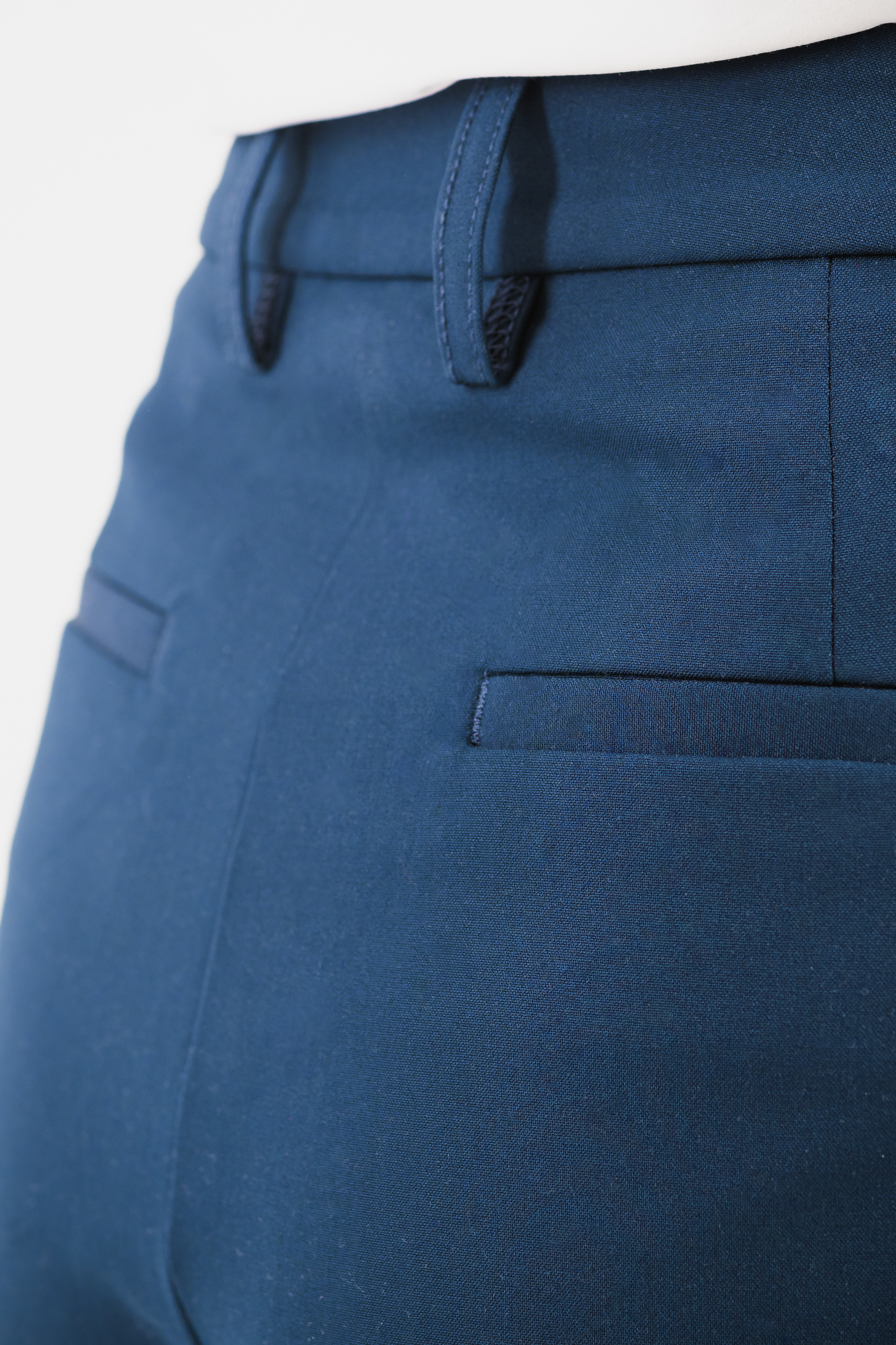 Damenhose Be Lenka Essentials - Navy.
wasserabweisende Hose aus leichtem und atmungsaktivem Materialgeringes Gewicht und Elastizität garantieren Komfort den ganzen Tag überpraktischer Knopf- und ReißverschlussErsatzknopf im Innenteil der Hose
Eigenschaften:
wasserabweisendes Material
Das Model ist 168 cm groß und trägt Größe S.