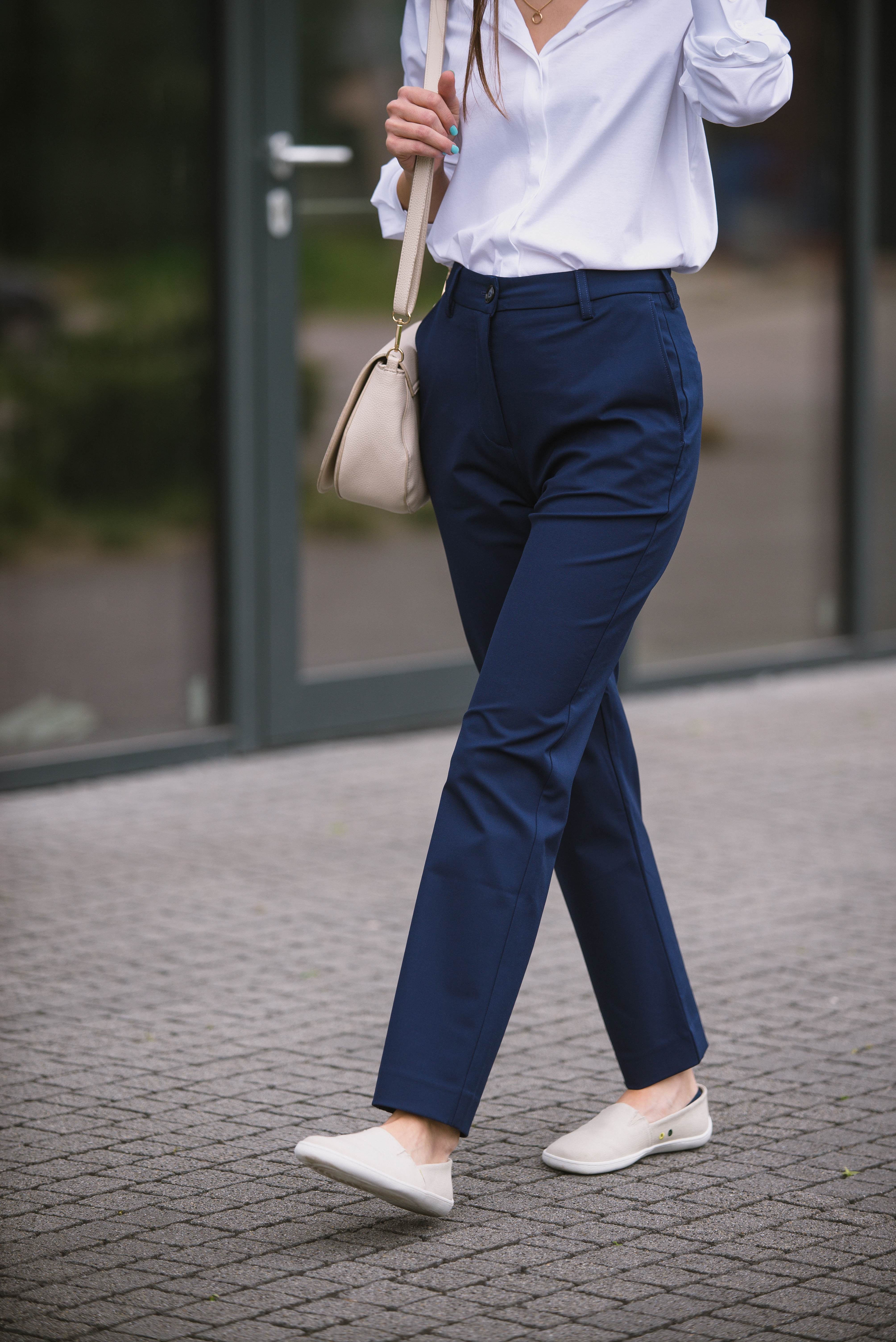 Damenhose Be Lenka Essentials - Navy.
wasserabweisende Hose aus leichtem und atmungsaktivem Materialgeringes Gewicht und Elastizität garantieren Komfort den ganzen Tag überpraktischer Knopf- und ReißverschlussErsatzknopf im Innenteil der Hose
Eigenschaften:
wasserabweisendes Material
Das Model ist 168 cm groß und trägt Größe S.