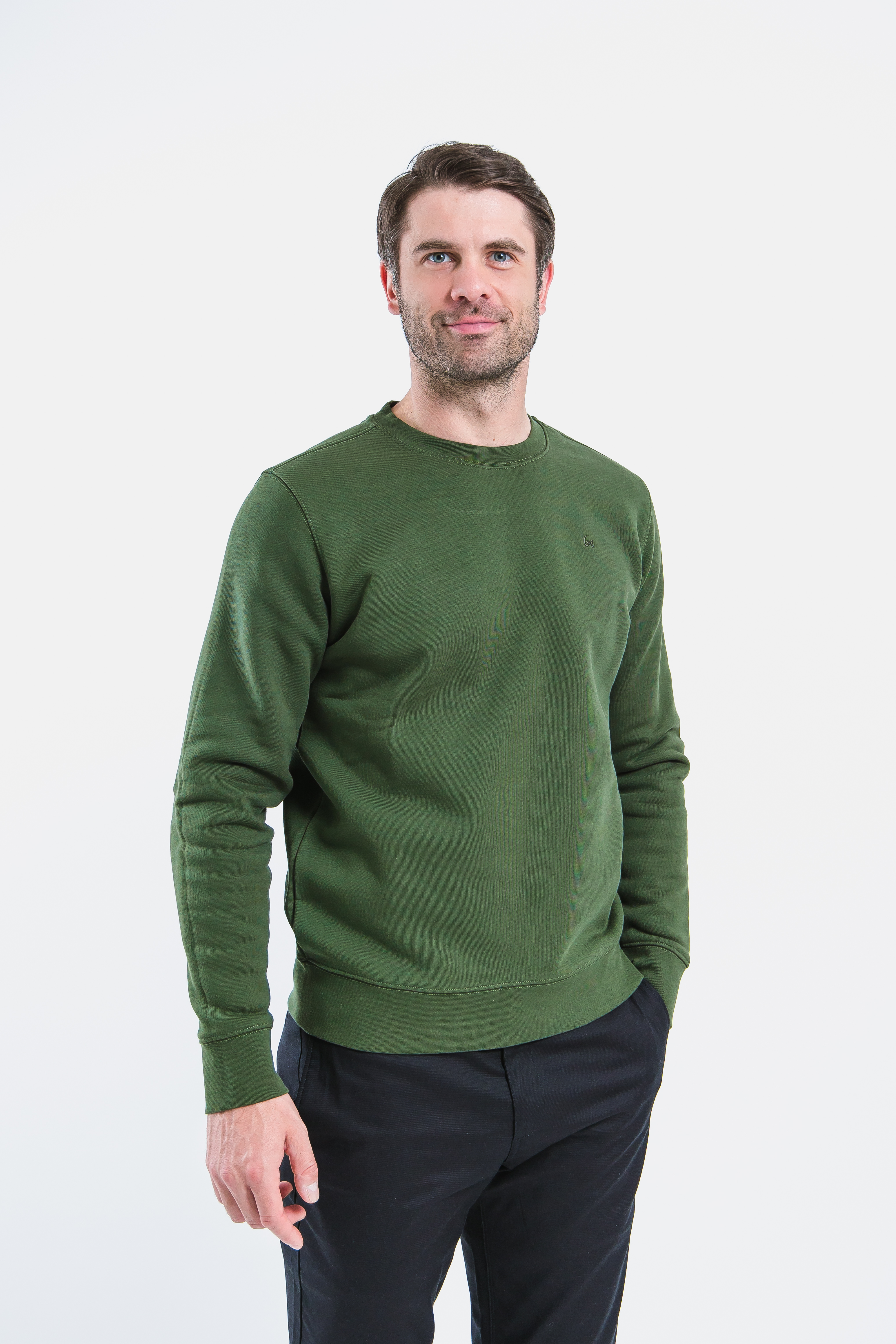 Herren Sweatshirt Be Lenka Essentials - Dark Green.
100% Baumwolle transportiert Feuchtigkeit sehr gut abweiches und bequemes Material für ganztägigen Tragekomfortpräzise Nähte mit Liebe zum DetailSweatshirt mit höherer Grammatur und Patent garantiert Haltbarkeit auch nach zahlreichen Waschgängen
Eigenschaften:
antibakterielle Oberflächenbehandlungknitterfreies Materialwasserabweisendes Material
Das Model ist 190 cm groß und trägt Größe L.