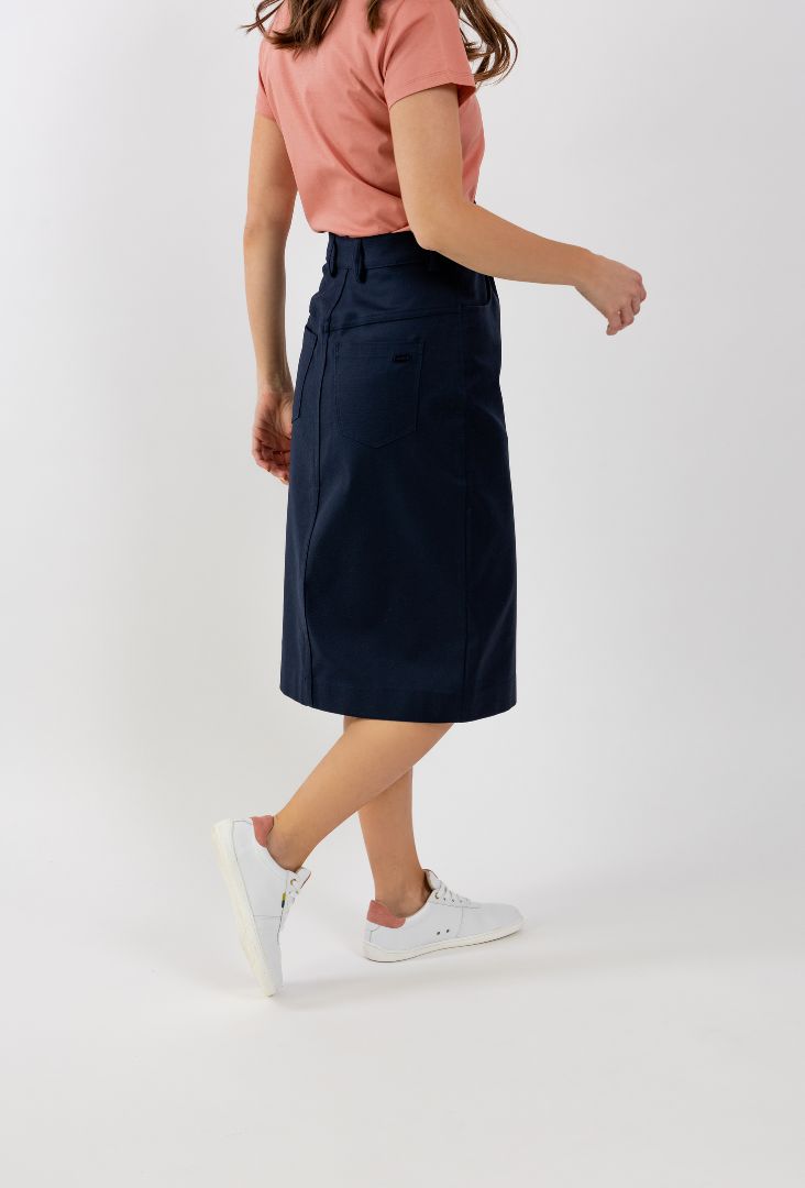 Damen-Midirock Be Lenka Essentials - Navy.
98% Baumwolle für höchsten Tragekomfort mit einer Prise Elasthan für zusätzliche Elastizitätdas Material des Rocks verliert auch nach zahlreichen Waschgängen nicht an Qualitätder hohe Baumwollanteil sorgt für Atmungsaktivität und besseren FeuchtigkeitstransportBe Lenka Gravur auf allen Knöpfenideales Stück zur Vervollständigung Ihrer Capsule-Garderobeantibakterielle Eigenschaften
Eigenschaften:
wasserabweisendes Material
Das Model ist 168 cm groß und trägt Größe XS.