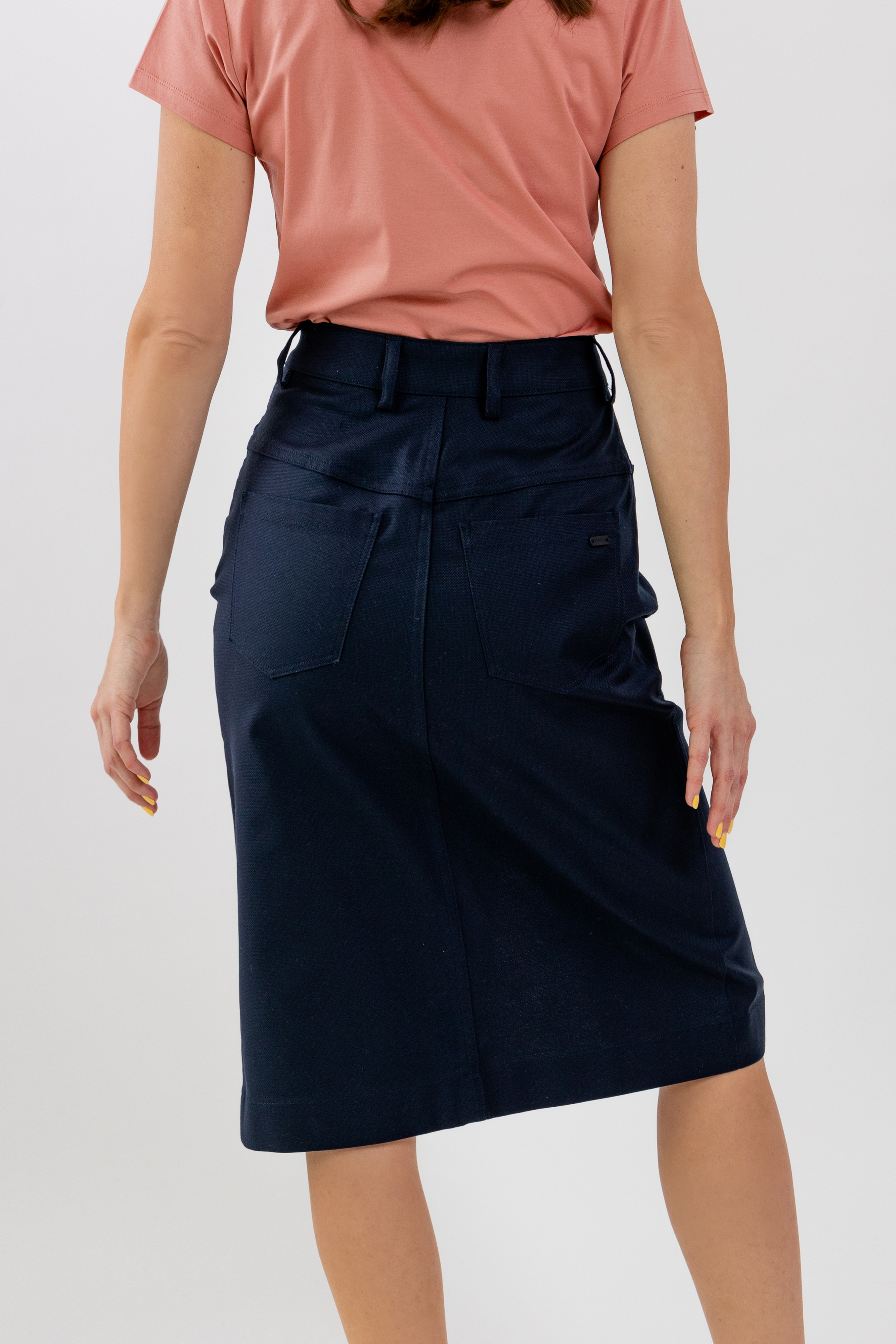 Damen-Midirock Be Lenka Essentials - Navy.
98% Baumwolle für höchsten Tragekomfort mit einer Prise Elasthan für zusätzliche Elastizitätdas Material des Rocks verliert auch nach zahlreichen Waschgängen nicht an Qualitätder hohe Baumwollanteil sorgt für Atmungsaktivität und besseren FeuchtigkeitstransportBe Lenka Gravur auf allen Knöpfenideales Stück zur Vervollständigung Ihrer Capsule-Garderobeantibakterielle Eigenschaften
Eigenschaften:
wasserabweisendes Material
Das Model ist 168 cm groß und trägt Größe XS.