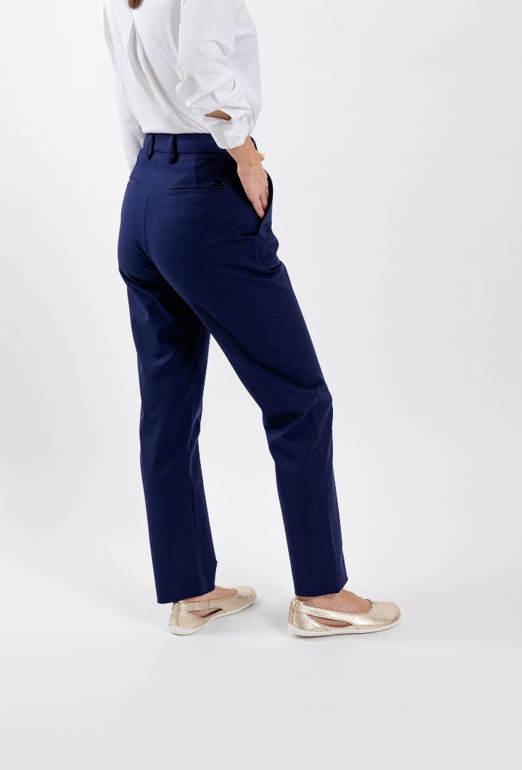 Damenhose Be Lenka Essentials - Navy.
wasserabweisende Hose aus leichtem und atmungsaktivem Materialgeringes Gewicht und Elastizität garantieren Komfort den ganzen Tag überpraktischer Knopf- und ReißverschlussErsatzknopf im Innenteil der Hose
Eigenschaften:
wasserabweisendes Material
Das Model ist 168 cm groß und trägt Größe S.