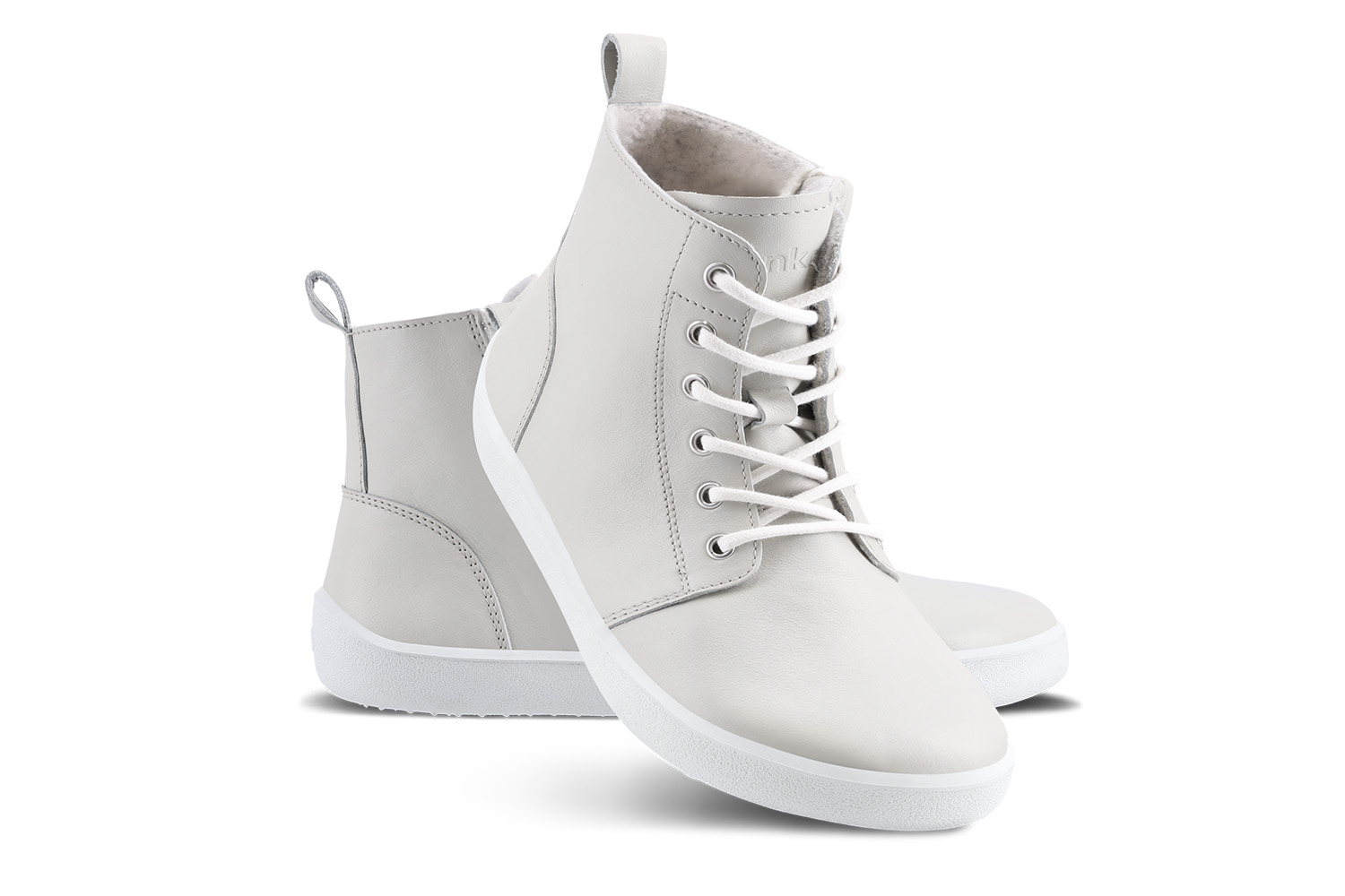 Barfußschuhe Be Lenka Atlas - Cream.
Obermaterial: Leder (nappa)Futter: FleeceEinlegesohle: herausnehmbar ( PU recycelt + Fleece)Sohle: andere (UniGrip)Herstellung: Tschechische Republik
.insulation-properies{display:flex}@media(max-width:991px){.insulation-properies{flex-direction:column}}﻿﻿﻿﻿﻿﻿﻿﻿﻿﻿﻿﻿

Dezentes Unisex-Design und verschiedene Farbvarianten für die sonnigen Tage der Übergangszeiteinfaches An- und Ausziehen mit Reißverschlusseinfach kombinierbare Schuhe aus hochwertigem Lederbequemer Tragekomfort den ganzen TagUniGrip-Laufsohle ist perfekt für Ihre täglichen Aufgaben in der Stadt
Vorteile von Barfußschuhen:
imitieren das Barfußlaufen perfekt nachdie anatomische Form des Schuhs bietet großzügige Zehenfreiheitdie Nullneigung der Sohle hält Ferse und Zehen in einer Linie für eine korrekte Körperhaltungstimulierende 4 mm dicke Sohle (ohne Stollen) aktiviert die Nervenenden des Fußesfelcible Materialien sorgen für eine bessere Funktion der Muskeln und Sehnen des FußesLeichtigkeit des Schuhs als Vorbeugung gegen müde Füße
Typ: Straßenschuhe