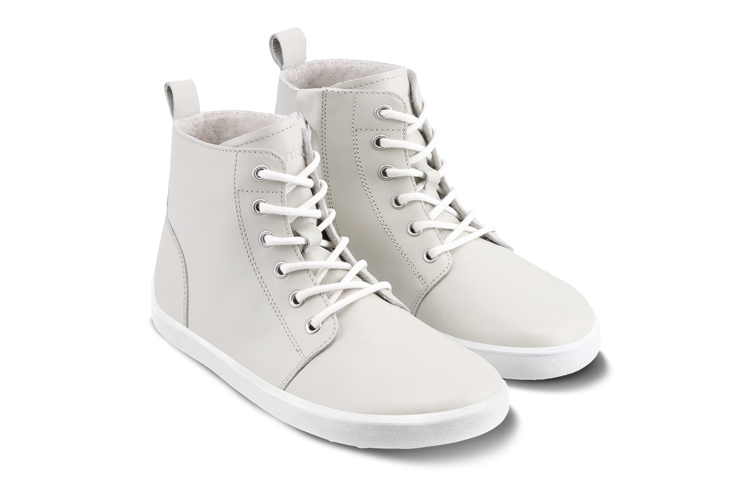 Barfußschuhe Be Lenka Atlas - Cream.
Obermaterial: Leder (nappa)Futter: FleeceEinlegesohle: herausnehmbar ( PU recycelt + Fleece)Sohle: andere (UniGrip)Herstellung: Tschechische Republik
.insulation-properies{display:flex}@media(max-width:991px){.insulation-properies{flex-direction:column}}﻿﻿﻿﻿﻿﻿﻿﻿﻿﻿﻿﻿

Dezentes Unisex-Design und verschiedene Farbvarianten für die sonnigen Tage der Übergangszeiteinfaches An- und Ausziehen mit Reißverschlusseinfach kombinierbare Schuhe aus hochwertigem Lederbequemer Tragekomfort den ganzen TagUniGrip-Laufsohle ist perfekt für Ihre täglichen Aufgaben in der Stadt
Vorteile von Barfußschuhen:
imitieren das Barfußlaufen perfekt nachdie anatomische Form des Schuhs bietet großzügige Zehenfreiheitdie Nullneigung der Sohle hält Ferse und Zehen in einer Linie für eine korrekte Körperhaltungstimulierende 4 mm dicke Sohle (ohne Stollen) aktiviert die Nervenenden des Fußesfelcible Materialien sorgen für eine bessere Funktion der Muskeln und Sehnen des FußesLeichtigkeit des Schuhs als Vorbeugung gegen müde Füße
Typ: Straßenschuhe