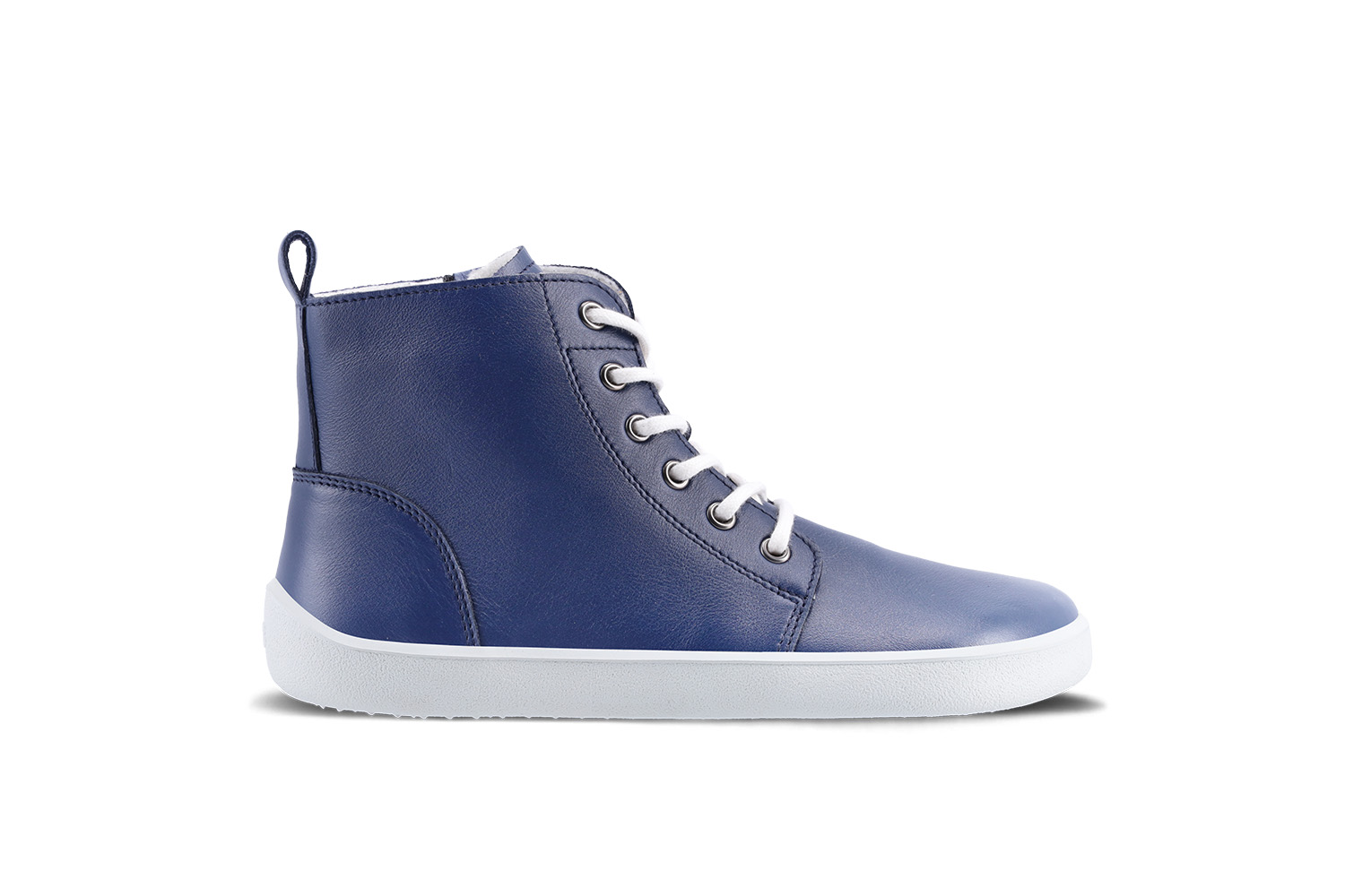 Barfußschuhe Be Lenka Atlas - Navy Blue.
Obermaterial: Leder (nappa)Futter: FleeceEinlegesohle: herausnehmbar ( PU recycelt + Fleece)Sohle: andere (UniGrip)Herstellung: Tschechische Republik
.insulation-properies{display:flex}@media(max-width:991px){.insulation-properies{flex-direction:column}}﻿﻿﻿﻿﻿﻿﻿﻿﻿﻿﻿﻿

Dezentes Unisex-Design und verschiedene Farbvarianten für die sonnigen Tage der Übergangszeiteinfaches An- und Ausziehen mit Reißverschlusseinfach kombinierbare Schuhe aus hochwertigem Lederbequemer Tragekomfort den ganzen TagUniGrip-Laufsohle ist perfekt für Ihre täglichen Aufgaben in der Stadt
Vorteile von Barfußschuhen:
imitieren das Barfußlaufen perfekt nachdie anatomische Form des Schuhs bietet großzügige Zehenfreiheitdie Nullneigung der Sohle hält Ferse und Zehen in einer Linie für eine korrekte Körperhaltungstimulierende 4 mm dicke Sohle (ohne Stollen) aktiviert die Nervenenden des Fußesfelcible Materialien sorgen für eine bessere Funktion der Muskeln und Sehnen des FußesLeichtigkeit des Schuhs als Vorbeugung gegen müde Füße
Typ: Straßenschuhe