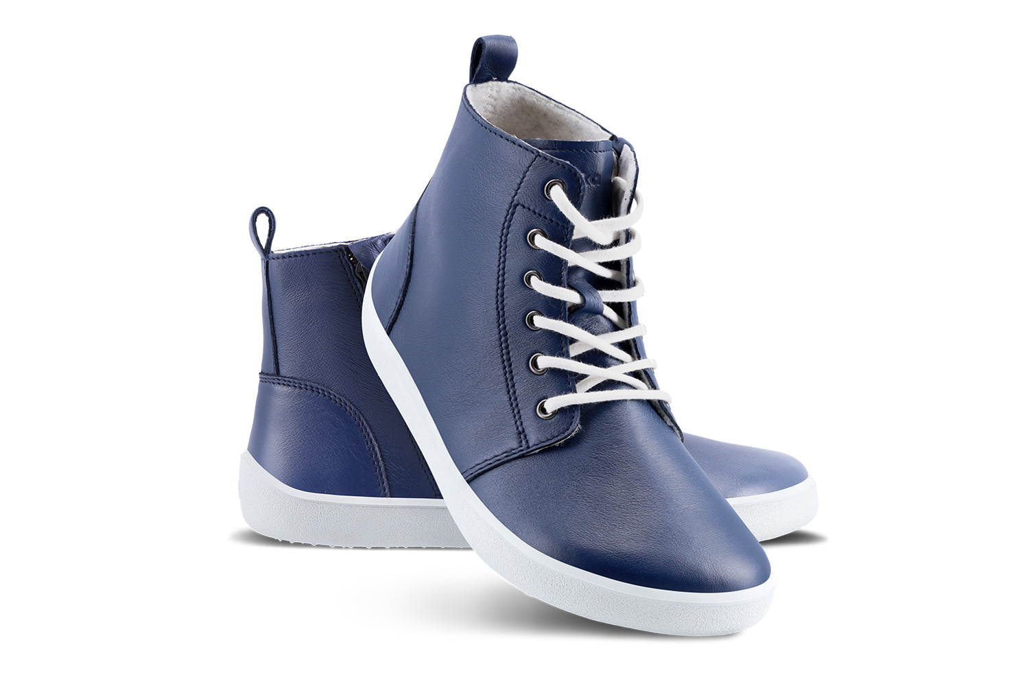 Barfußschuhe Be Lenka Atlas - Navy Blue.
Obermaterial: Leder (nappa)Futter: FleeceEinlegesohle: herausnehmbar ( PU recycelt + Fleece)Sohle: andere (UniGrip)Herstellung: Tschechische Republik
.insulation-properies{display:flex}@media(max-width:991px){.insulation-properies{flex-direction:column}}﻿﻿﻿﻿﻿﻿﻿﻿﻿﻿﻿﻿

Dezentes Unisex-Design und verschiedene Farbvarianten für die sonnigen Tage der Übergangszeiteinfaches An- und Ausziehen mit Reißverschlusseinfach kombinierbare Schuhe aus hochwertigem Lederbequemer Tragekomfort den ganzen TagUniGrip-Laufsohle ist perfekt für Ihre täglichen Aufgaben in der Stadt
Vorteile von Barfußschuhen:
imitieren das Barfußlaufen perfekt nachdie anatomische Form des Schuhs bietet großzügige Zehenfreiheitdie Nullneigung der Sohle hält Ferse und Zehen in einer Linie für eine korrekte Körperhaltungstimulierende 4 mm dicke Sohle (ohne Stollen) aktiviert die Nervenenden des Fußesfelcible Materialien sorgen für eine bessere Funktion der Muskeln und Sehnen des FußesLeichtigkeit des Schuhs als Vorbeugung gegen müde Füße
Typ: Straßenschuhe