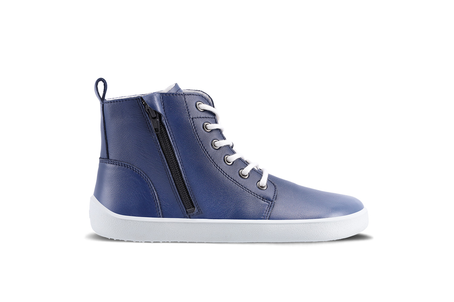 Barfußschuhe Be Lenka Atlas - Navy Blue.
Obermaterial: Leder (nappa)Futter: FleeceEinlegesohle: herausnehmbar ( PU recycelt + Fleece)Sohle: andere (UniGrip)Herstellung: Tschechische Republik
.insulation-properies{display:flex}@media(max-width:991px){.insulation-properies{flex-direction:column}}﻿﻿﻿﻿﻿﻿﻿﻿﻿﻿﻿﻿

Dezentes Unisex-Design und verschiedene Farbvarianten für die sonnigen Tage der Übergangszeiteinfaches An- und Ausziehen mit Reißverschlusseinfach kombinierbare Schuhe aus hochwertigem Lederbequemer Tragekomfort den ganzen TagUniGrip-Laufsohle ist perfekt für Ihre täglichen Aufgaben in der Stadt
Vorteile von Barfußschuhen:
imitieren das Barfußlaufen perfekt nachdie anatomische Form des Schuhs bietet großzügige Zehenfreiheitdie Nullneigung der Sohle hält Ferse und Zehen in einer Linie für eine korrekte Körperhaltungstimulierende 4 mm dicke Sohle (ohne Stollen) aktiviert die Nervenenden des Fußesfelcible Materialien sorgen für eine bessere Funktion der Muskeln und Sehnen des FußesLeichtigkeit des Schuhs als Vorbeugung gegen müde Füße
Typ: Straßenschuhe