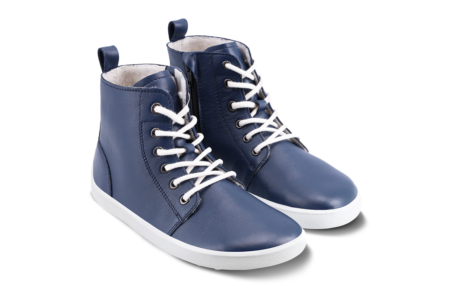 Barfußschuhe Be Lenka Atlas - Navy Blue.
Obermaterial: Leder (nappa)Futter: FleeceEinlegesohle: herausnehmbar ( PU recycelt + Fleece)Sohle: andere (UniGrip)Herstellung: Tschechische Republik
.insulation-properies{display:flex}@media(max-width:991px){.insulation-properies{flex-direction:column}}﻿﻿﻿﻿﻿﻿﻿﻿﻿﻿﻿﻿

Dezentes Unisex-Design und verschiedene Farbvarianten für die sonnigen Tage der Übergangszeiteinfaches An- und Ausziehen mit Reißverschlusseinfach kombinierbare Schuhe aus hochwertigem Lederbequemer Tragekomfort den ganzen TagUniGrip-Laufsohle ist perfekt für Ihre täglichen Aufgaben in der Stadt
Vorteile von Barfußschuhen:
imitieren das Barfußlaufen perfekt nachdie anatomische Form des Schuhs bietet großzügige Zehenfreiheitdie Nullneigung der Sohle hält Ferse und Zehen in einer Linie für eine korrekte Körperhaltungstimulierende 4 mm dicke Sohle (ohne Stollen) aktiviert die Nervenenden des Fußesfelcible Materialien sorgen für eine bessere Funktion der Muskeln und Sehnen des FußesLeichtigkeit des Schuhs als Vorbeugung gegen müde Füße
Typ: Straßenschuhe