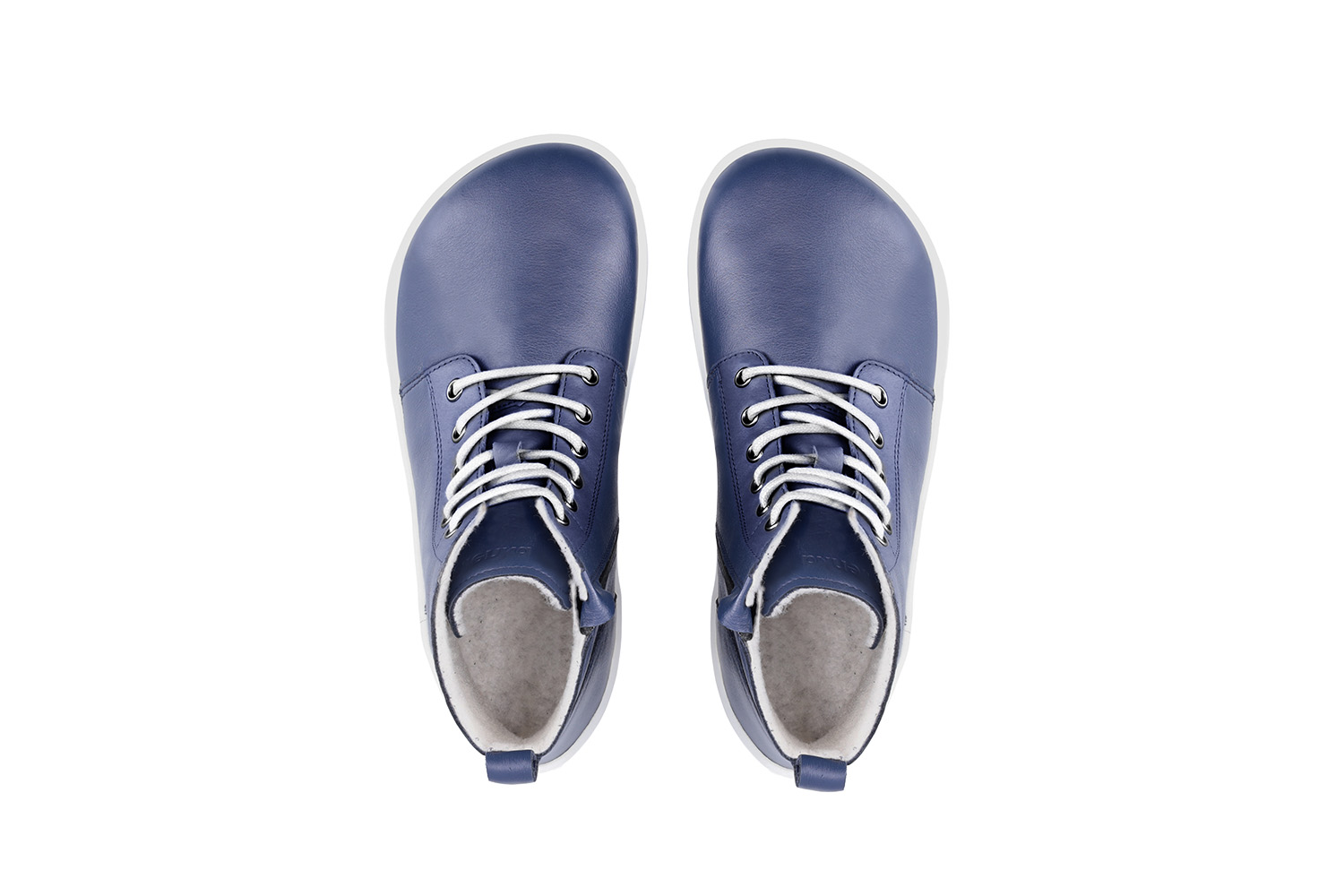 Barfußschuhe Be Lenka Atlas - Navy Blue.
Obermaterial: Leder (nappa)Futter: FleeceEinlegesohle: herausnehmbar ( PU recycelt + Fleece)Sohle: andere (UniGrip)Herstellung: Tschechische Republik
.insulation-properies{display:flex}@media(max-width:991px){.insulation-properies{flex-direction:column}}﻿﻿﻿﻿﻿﻿﻿﻿﻿﻿﻿﻿

Dezentes Unisex-Design und verschiedene Farbvarianten für die sonnigen Tage der Übergangszeiteinfaches An- und Ausziehen mit Reißverschlusseinfach kombinierbare Schuhe aus hochwertigem Lederbequemer Tragekomfort den ganzen TagUniGrip-Laufsohle ist perfekt für Ihre täglichen Aufgaben in der Stadt
Vorteile von Barfußschuhen:
imitieren das Barfußlaufen perfekt nachdie anatomische Form des Schuhs bietet großzügige Zehenfreiheitdie Nullneigung der Sohle hält Ferse und Zehen in einer Linie für eine korrekte Körperhaltungstimulierende 4 mm dicke Sohle (ohne Stollen) aktiviert die Nervenenden des Fußesfelcible Materialien sorgen für eine bessere Funktion der Muskeln und Sehnen des FußesLeichtigkeit des Schuhs als Vorbeugung gegen müde Füße
Typ: Straßenschuhe