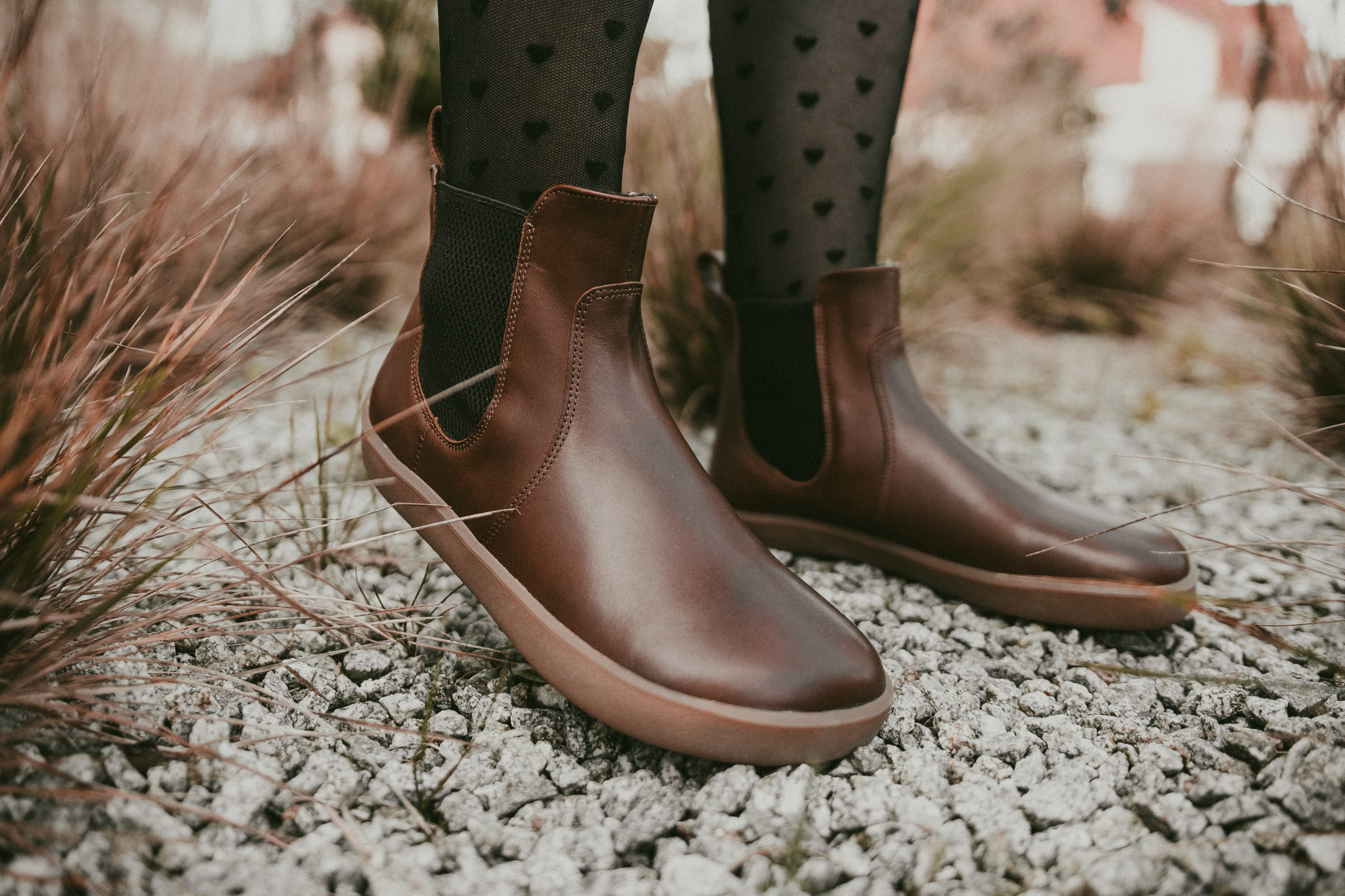 Barfußschuhe Be Lenka Entice Neo - Dark Brown.
Obermaterial: NappalederInnenfutter: VliesEinlegesohle: Vlies + recyceltes Polyurethan (PU) (herausnehmbar)Sohle: UniGrip (Gummi) Herstellung: Portugal









































.insulation-properies{display:flex}@media(max-width:991px){.insulation-properies{flex-direction:column}}﻿﻿﻿﻿﻿﻿




















Barfußschuhe ahmen das Barfußgehen perfekt nach, so wie es die Natur vorgesehen hat
Be Lenka Entice Neo im Chelsea-Stil sind ein wesentlicher Bestandteil der Übergangszeit
Ikonisches Design mit einem Hauch von Eleganz, das alle gesundheitlichen Vorteile von Barfußschuhen bietet
ein Band aus gewebtem, elastischem Stoff an der Innen- und Außenseite des Schuhs sorgt für den nötigen Pfiff
hochwertige Materialien sorgen für maximalen Tragekomfort

Vorteile von Barfußschuhen:

ultraflexible Sohle
Zero Drop: Fersen- und Zehenbündigkeit für eine korrekte Körperhaltung
geräumige Zehenbox für Ihre Zehen
Leichter Schuh

Typ: Straßenschuhe