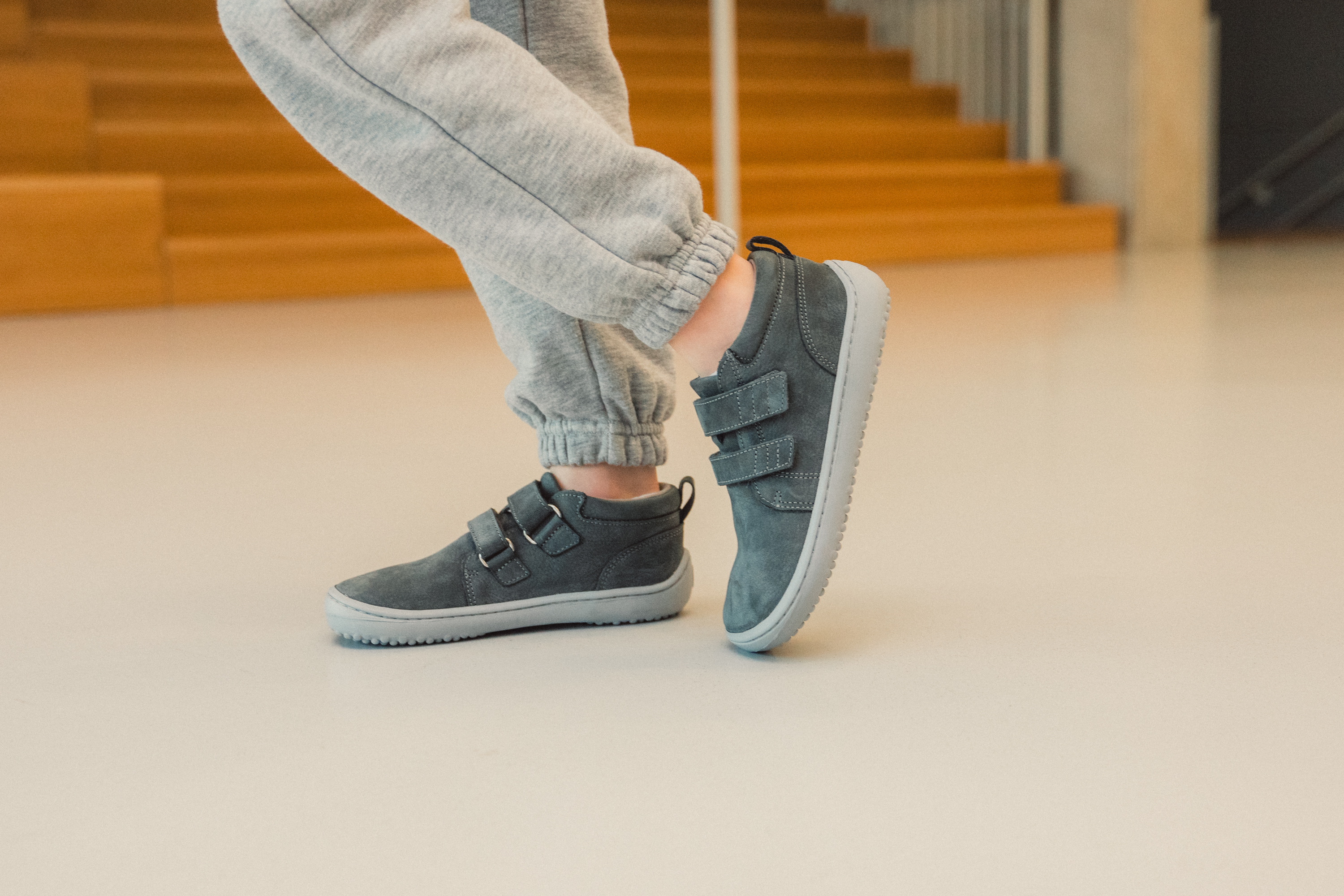 Kinder Barfußschuhe Be Lenka Play - Dark Grey.
  Barfußschuhe imitieren perfekt das Barfußgehen, so wie es die Natur vorgesehen hat  genähte Sohle für eine längere Lebensdauer des Schuhs  die KidsComfort-Laufsohle garantiert dank ihrer Stollen perfekte Stabilität  Ledereinfassung an der Ferse für zusätzlichen Komfort und Haltbarkeit  angenehmes Textilinnenfutter  neue herausnehmbare Einlegesohle aus recyceltem PU und Baumwolle  stylisches Be Lenka-Logo mit Prägung
Vorteile von Barfußschuhen:
ultraflexible SohleZero Drop: Ferse und Zehen in einer Ebene für eine korrekte Körperhaltunggeräumige Zehenbox für Ihre Zehenleichter Schuh
Typ: Straßenschuhe