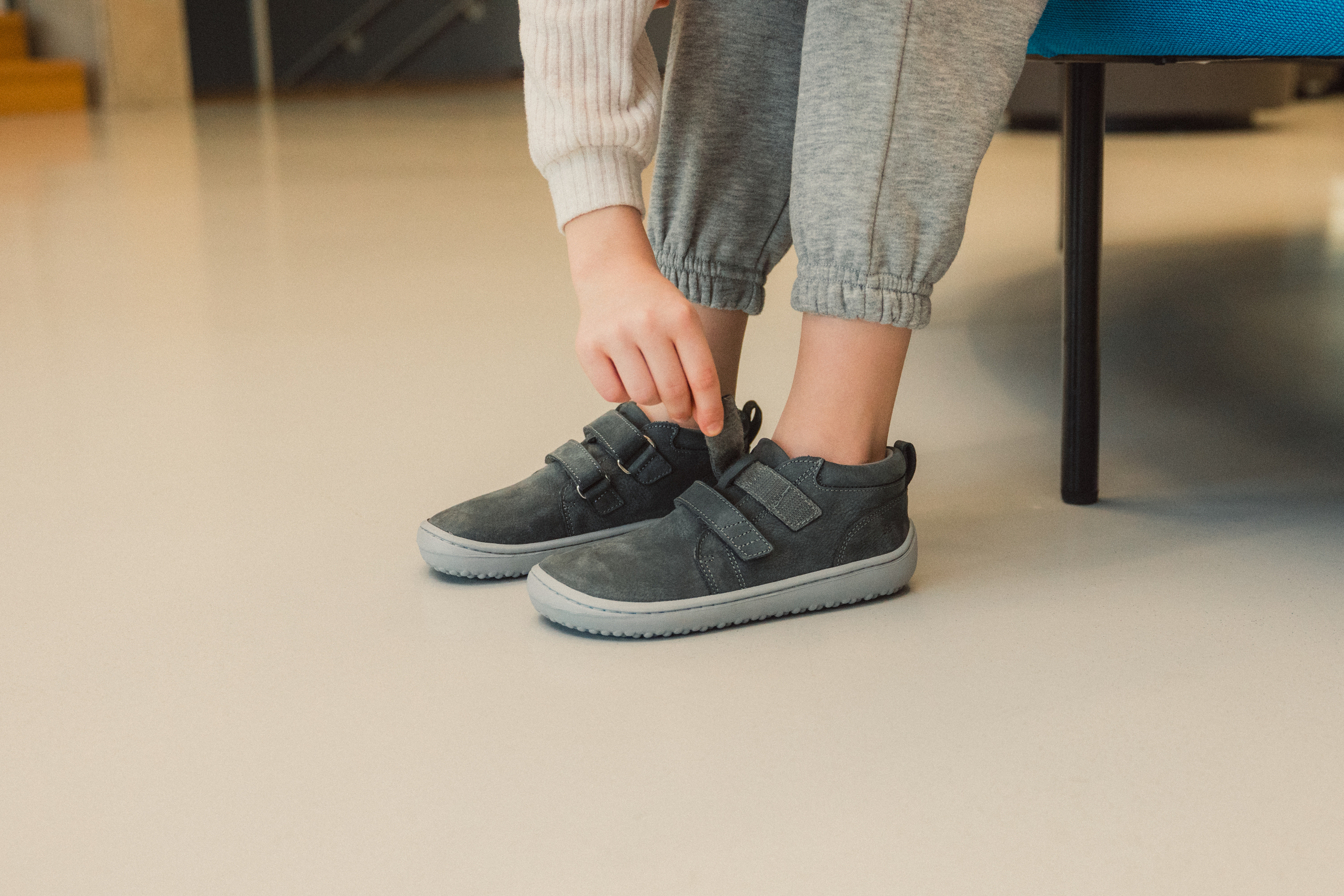 Kinder Barfußschuhe Be Lenka Play - Dark Grey.
  Barfußschuhe imitieren perfekt das Barfußgehen, so wie es die Natur vorgesehen hat  genähte Sohle für eine längere Lebensdauer des Schuhs  die KidsComfort-Laufsohle garantiert dank ihrer Stollen perfekte Stabilität  Ledereinfassung an der Ferse für zusätzlichen Komfort und Haltbarkeit  angenehmes Textilinnenfutter  neue herausnehmbare Einlegesohle aus recyceltem PU und Baumwolle  stylisches Be Lenka-Logo mit Prägung
Vorteile von Barfußschuhen:
ultraflexible SohleZero Drop: Ferse und Zehen in einer Ebene für eine korrekte Körperhaltunggeräumige Zehenbox für Ihre Zehenleichter Schuh
Typ: Straßenschuhe