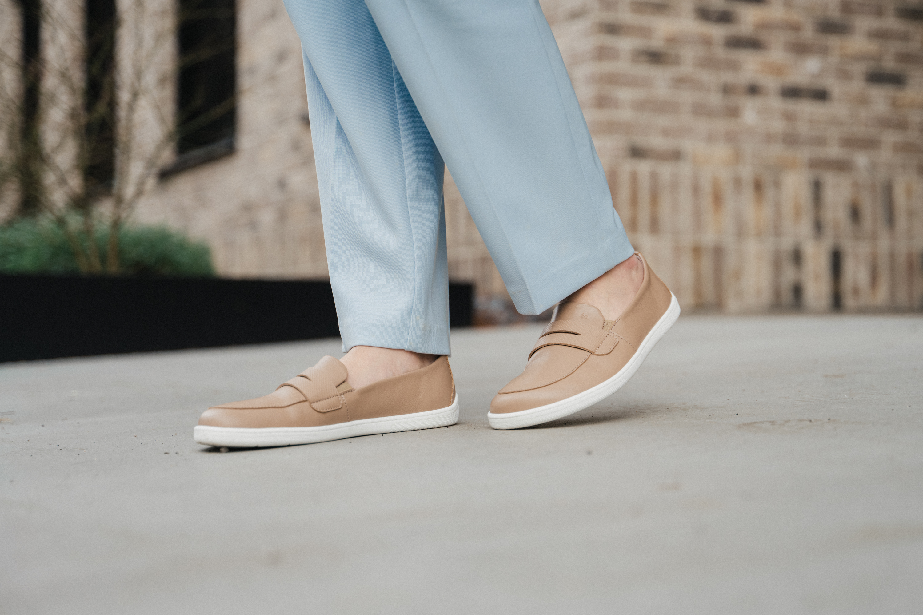 Barfuß Mokassins Be Lenka Buena - Latte Brown.
  minimalistisches Barfußdesign  einfaches Anziehen ohne Schnürung mit Gummizug an der Schuh-Zunge  einfach zu kombinieren mit zahlreichen Outfits - elegant, sportlich und lässig  genähte EverydayComfort-Laufsohle für eine längere Lebensdauer des Schuhs  bequemer Tragekomfort für den ganzen Tag  dezent geprägtes Be Lenka-Logo auf der Schuh-Zunge
Vorteile von Barfußschuhen:
  ultraflexible Sohle  Zero Drop: Ferse und Zehen in einer Ebene für eine korrekte Haltung  geräumige Zehenbox für Ihre Zehen  leichter Schuh
Typ: Straßenschuhe