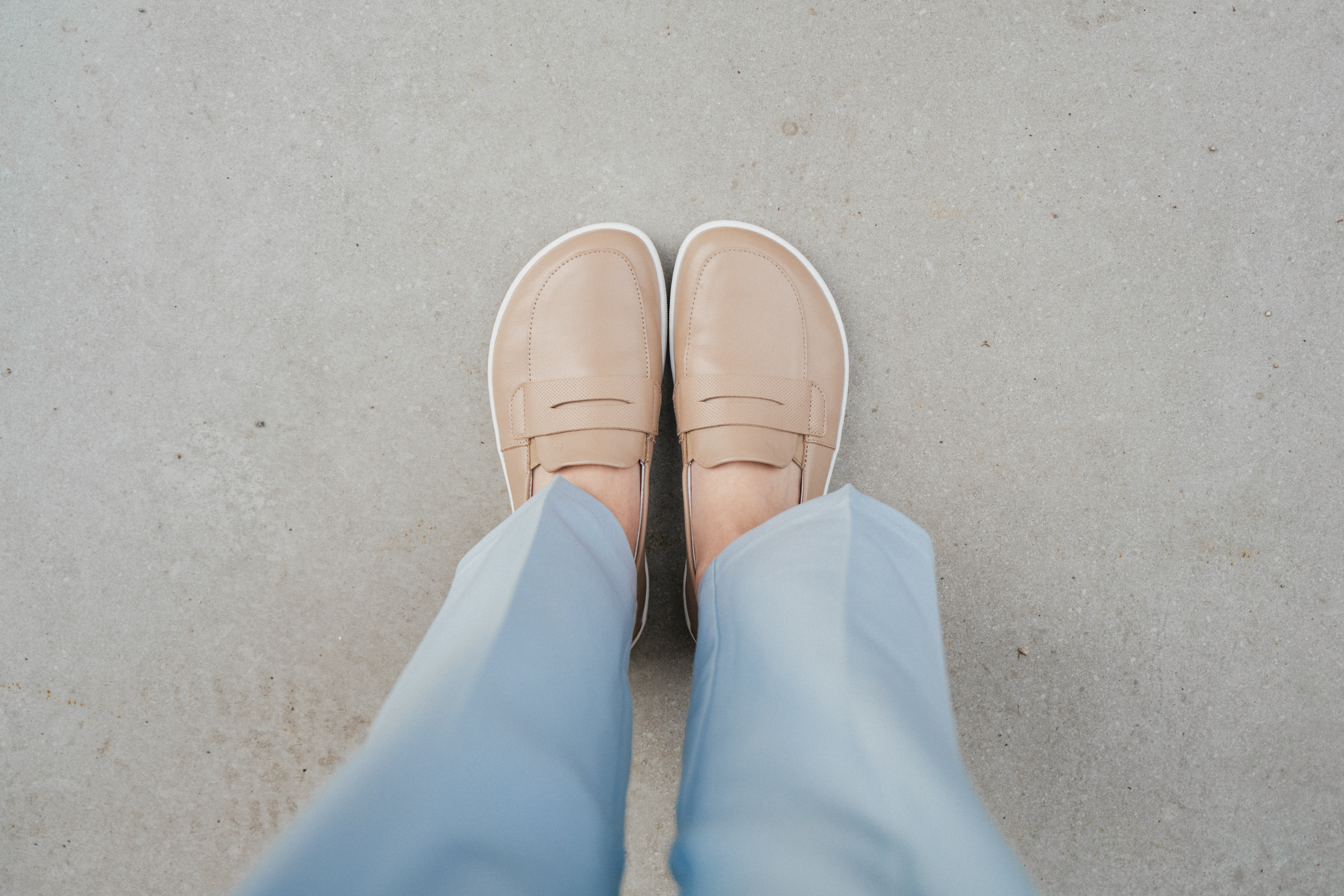 Barfuß Mokassins Be Lenka Buena - Latte Brown.
  minimalistisches Barfußdesign  einfaches Anziehen ohne Schnürung mit Gummizug an der Schuh-Zunge  einfach zu kombinieren mit zahlreichen Outfits - elegant, sportlich und lässig  genähte EverydayComfort-Laufsohle für eine längere Lebensdauer des Schuhs  bequemer Tragekomfort für den ganzen Tag  dezent geprägtes Be Lenka-Logo auf der Schuh-Zunge
Vorteile von Barfußschuhen:
  ultraflexible Sohle  Zero Drop: Ferse und Zehen in einer Ebene für eine korrekte Haltung  geräumige Zehenbox für Ihre Zehen  leichter Schuh
Typ: Straßenschuhe