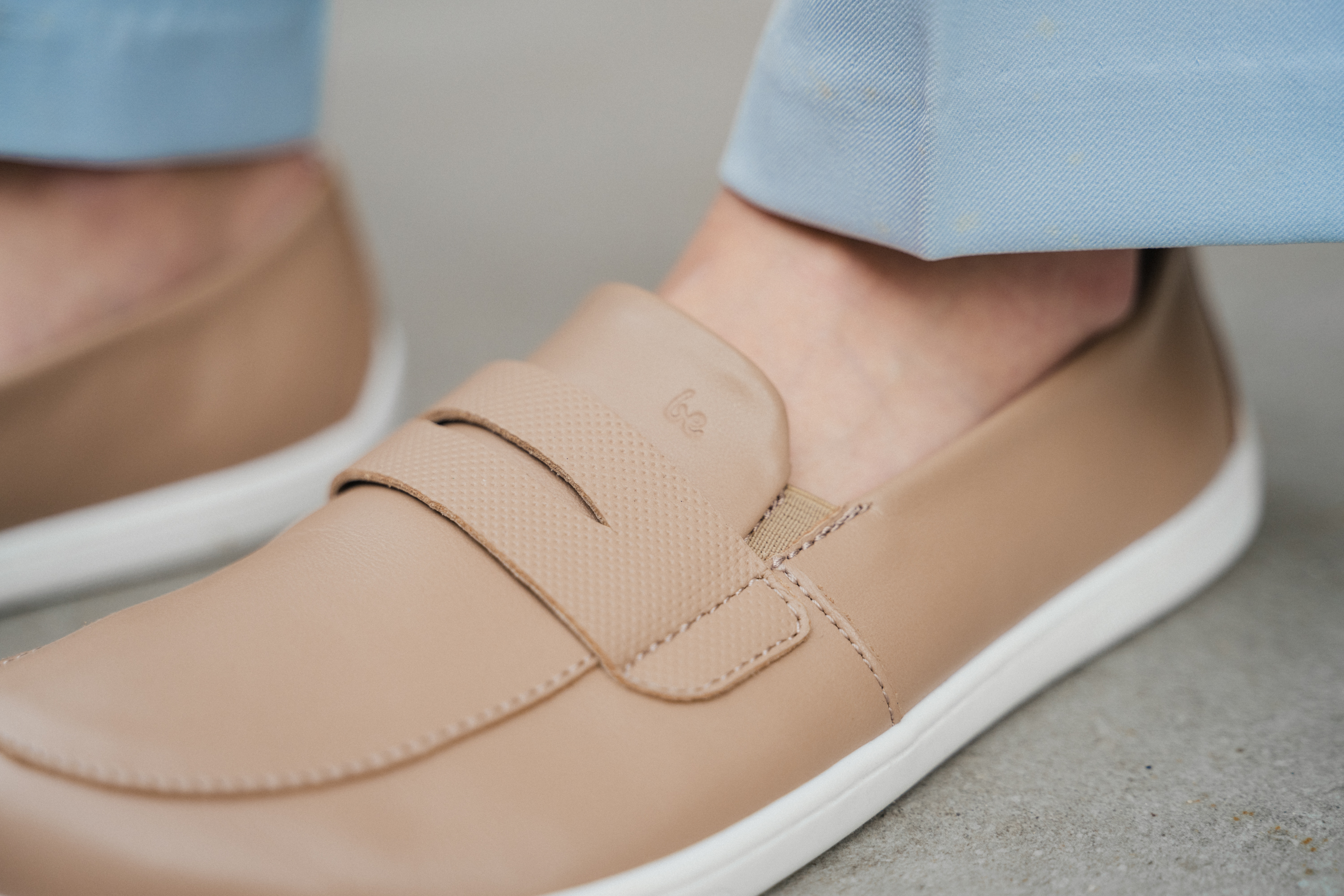 Barfuß Mokassins Be Lenka Buena - Latte Brown.
  minimalistisches Barfußdesign  einfaches Anziehen ohne Schnürung mit Gummizug an der Schuh-Zunge  einfach zu kombinieren mit zahlreichen Outfits - elegant, sportlich und lässig  genähte EverydayComfort-Laufsohle für eine längere Lebensdauer des Schuhs  bequemer Tragekomfort für den ganzen Tag  dezent geprägtes Be Lenka-Logo auf der Schuh-Zunge
Vorteile von Barfußschuhen:
  ultraflexible Sohle  Zero Drop: Ferse und Zehen in einer Ebene für eine korrekte Haltung  geräumige Zehenbox für Ihre Zehen  leichter Schuh
Typ: Straßenschuhe