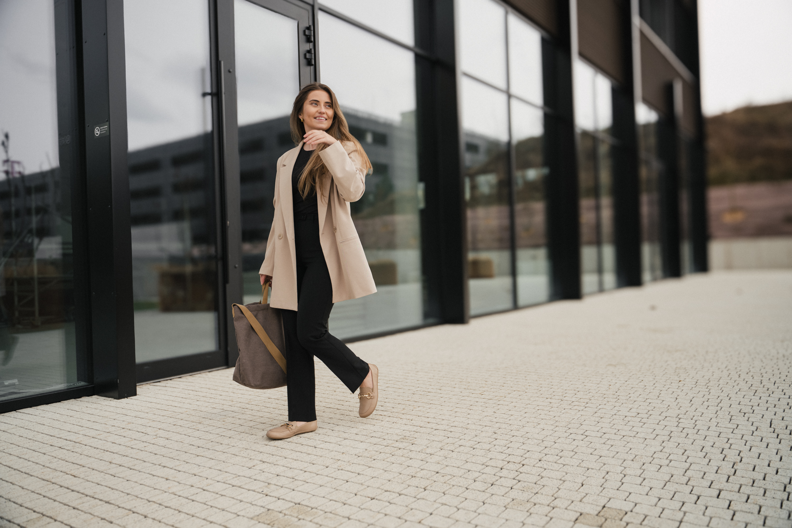 Barfuß Mokassins Be Lenka Viva - Latte Brown.
 minimalistisches Barfußdesigneinfaches Anziehen ohne Schnürungeinfach zu kombinieren mit verschiedenen Kleidungsstilen - sowohl leger als auch elegantgenähte AllDayComfort-Laufsohle für eine längere Lebensdauer des SchuhsBarfuß-Komfort für ganztägigen Tragekomfortminimalistisches Be Lenka-Logo mit Prägung
Vorteile von Barfußschuhen:
imitiert perfekt das BarfußlaufenDie anatomische Form des Schuhs sorgt für eine großzügige Zehenfreiheitdie Nullneigung der Sohle hält Ferse und Zehen in einer Linie für eine korrekte Körperhaltung4 mm dicke stimulierende Sohle aktiviert die Nervenenden des Fußesflexible Materialien sorgen für eine bessere Funktionalität der Muskeln und Sehnen des FußesLeichtigkeit des Schuhs als Vorbeugung gegen Fußermüdung
Typ: Straßenschuhe