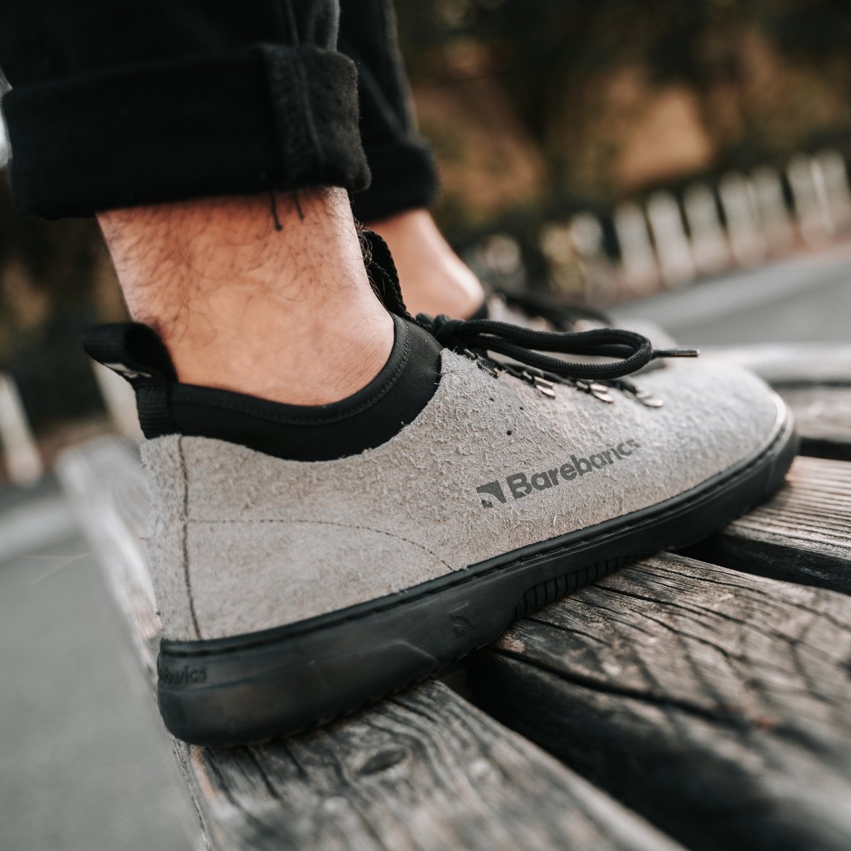 Barefoot Sneakers Barebarics Bronx - Grey.
Die Barebarics-Sneaker werden nach einem umweltfreundlichen Verfahren hergestellt.
  Das Obermaterial besteht aus Leder und Textil  Das Futter ist aus Lycra und Mikrofaser  Die Sohle ist aus weichem, synthetischem Gummi mit hoher Strapazierfähigkeit hergestellt.


Barfuß-Eigenschaften
    Anatomische Form - Die Sneakers passen sich der Form der Füße an.

Mehr info
moderner Städtestilin der Europäischen Union entworfen und handgefertigt, unter Verwendung lokaler nachhaltiger Materialienhervorragende Haltbarkeit und Farbechtheit der Materialienerhältlich in den Größen 36-47 (europäische Maße)