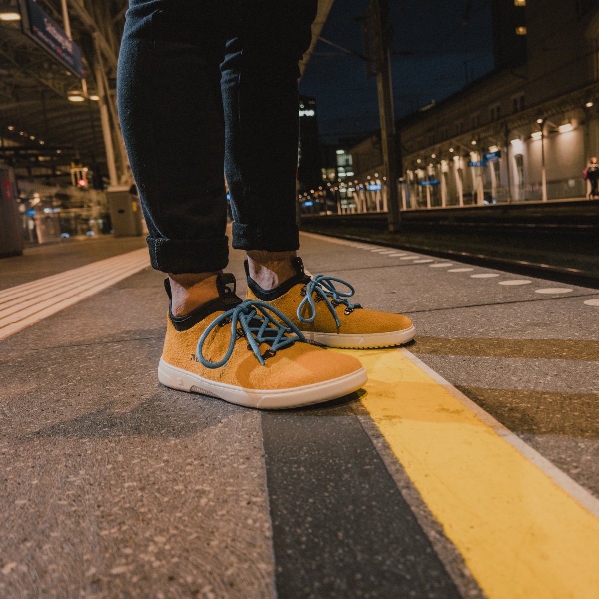 Barefoot Sneakers Barebarics Bronx - Mustard.
Die Barebarics-Sneaker werden nach einem umweltfreundlichen Verfahren hergestellt.
  Das Obermaterial besteht aus Leder und Textil  Das Futter ist aus Lycra und Mikrofaser  Die Sohle ist aus weichem, synthetischem Gummi mit hoher Strapazierfähigkeit hergestellt.


Barfuß-Eigenschaften
    Anatomische Form - Die Sneakers passen sich der Form der Füße an.

Mehr info
moderner Städtestilin der Europäischen Union entworfen und handgefertigt, unter Verwendung lokaler nachhaltiger Materialienhervorragende Haltbarkeit und Farbechtheit der Materialienerhältlich in den Größen 36-47 (europäische Maße)