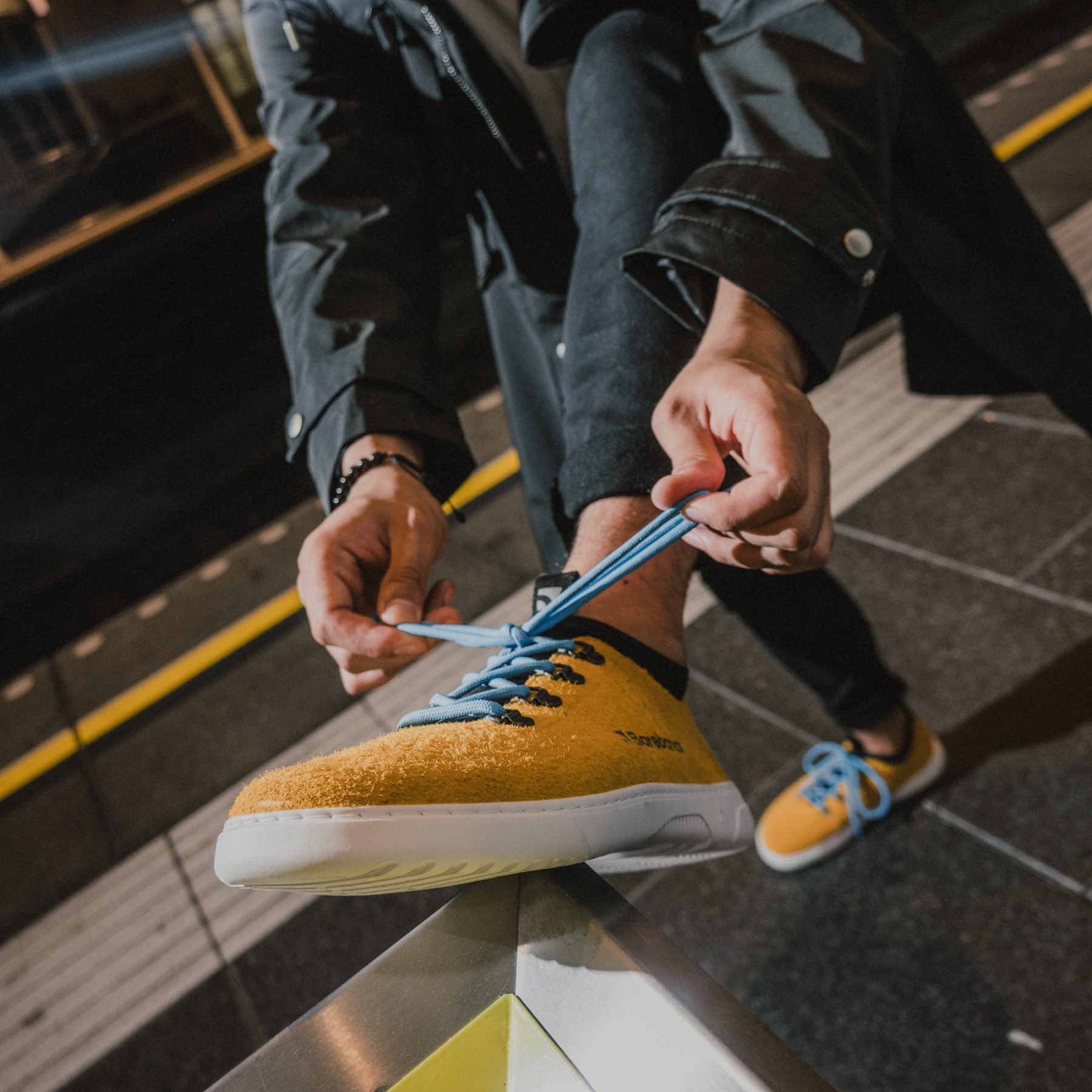 Barefoot Sneakers Barebarics Bronx - Mustard.
Die Barebarics-Sneaker werden nach einem umweltfreundlichen Verfahren hergestellt.
  Das Obermaterial besteht aus Leder und Textil  Das Futter ist aus Lycra und Mikrofaser  Die Sohle ist aus weichem, synthetischem Gummi mit hoher Strapazierfähigkeit hergestellt.


Barfuß-Eigenschaften
    Anatomische Form - Die Sneakers passen sich der Form der Füße an.

Mehr info
moderner Städtestilin der Europäischen Union entworfen und handgefertigt, unter Verwendung lokaler nachhaltiger Materialienhervorragende Haltbarkeit und Farbechtheit der Materialienerhältlich in den Größen 36-47 (europäische Maße)