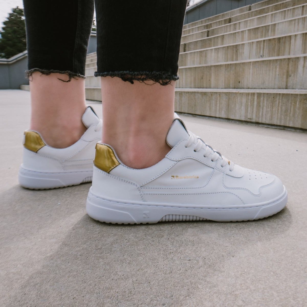 Barefoot Sneakers Barebarics Zing - White & Gold - Leather.
Anatomische Form - Die Turnschuhe passen an die Form der Füße.
Mehr info
moderner Städtestilin der Europäischen Union entworfen und handgefertigt, unter Verwendung lokaler nachhaltiger Materialienhervorragende Haltbarkeit und Farbechtheit der MaterialienDermodry Coolmax®-Technologie für kontinuierlichen Feuchtigkeitsaufnahmeerhältlich in den Größen 36-47 (europäische Maße)