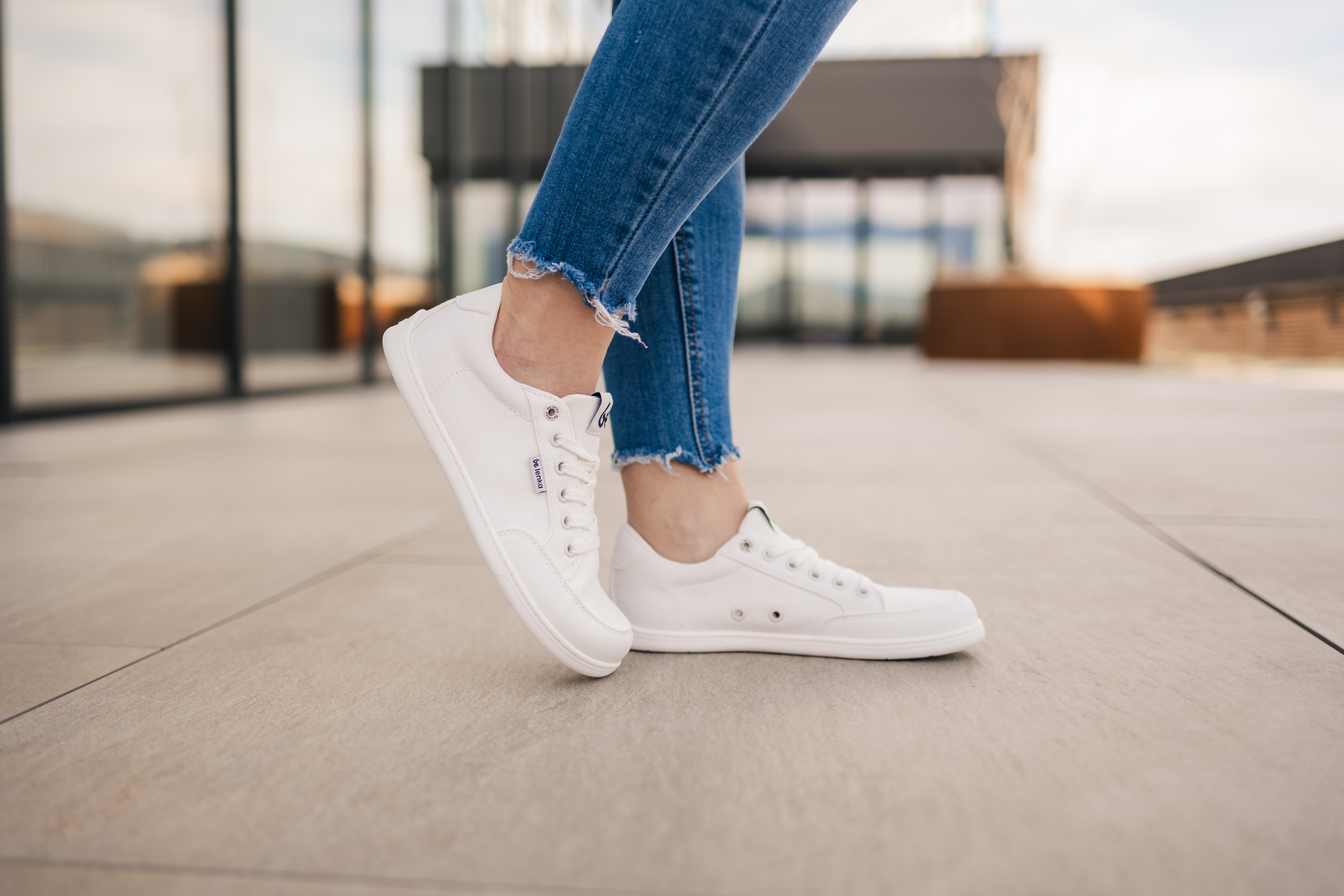 Barfuß Sneakers Be Lenka Rebound - All White.




Extrem leichte Schuhe für alle Liebhaber von urbanen KlassikernEverydayComfort Neo-Laufsohle für eine längere Lebensdauer des SchuhsTextillogo auf der Zunge und dem Schaftzwei Ösen an der Innenseite der Sneaker für die Belüftung

Vorteile von Barfußschuhen:
imitiert perfekt das Barfußgehendie anatomische Form des Schuhs bietet viel Platz für die ZehenNull Neigung der Sohle hält Ferse und Zehen in einer Linie für eine korrekte Körperhaltungstimulierende 5 mm dicke Sohle aktiviert die Nervenenden des Fußesflexible Materialien sorgen für eine bessere Funktionalität der Muskeln und Sehnen des FußesLeichtigkeit des Schuhs als Vorbeugung gegen Fußermüdung
Typ: Straßenschuhe