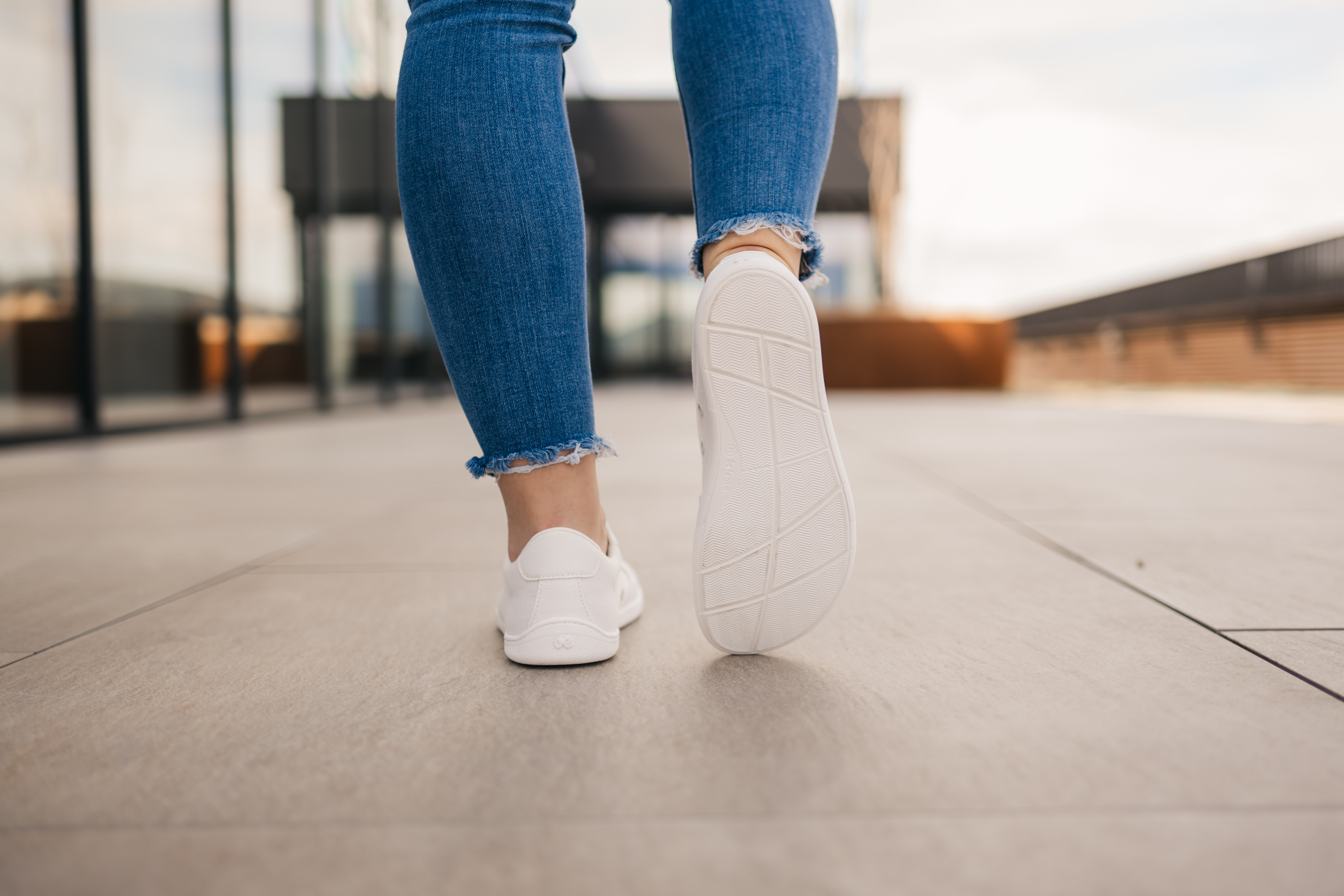 Barfuß Sneakers Be Lenka Rebound - All White.




Extrem leichte Schuhe für alle Liebhaber von urbanen KlassikernEverydayComfort Neo-Laufsohle für eine längere Lebensdauer des SchuhsTextillogo auf der Zunge und dem Schaftzwei Ösen an der Innenseite der Sneaker für die Belüftung

Vorteile von Barfußschuhen:
imitiert perfekt das Barfußgehendie anatomische Form des Schuhs bietet viel Platz für die ZehenNull Neigung der Sohle hält Ferse und Zehen in einer Linie für eine korrekte Körperhaltungstimulierende 5 mm dicke Sohle aktiviert die Nervenenden des Fußesflexible Materialien sorgen für eine bessere Funktionalität der Muskeln und Sehnen des FußesLeichtigkeit des Schuhs als Vorbeugung gegen Fußermüdung
Typ: Straßenschuhe