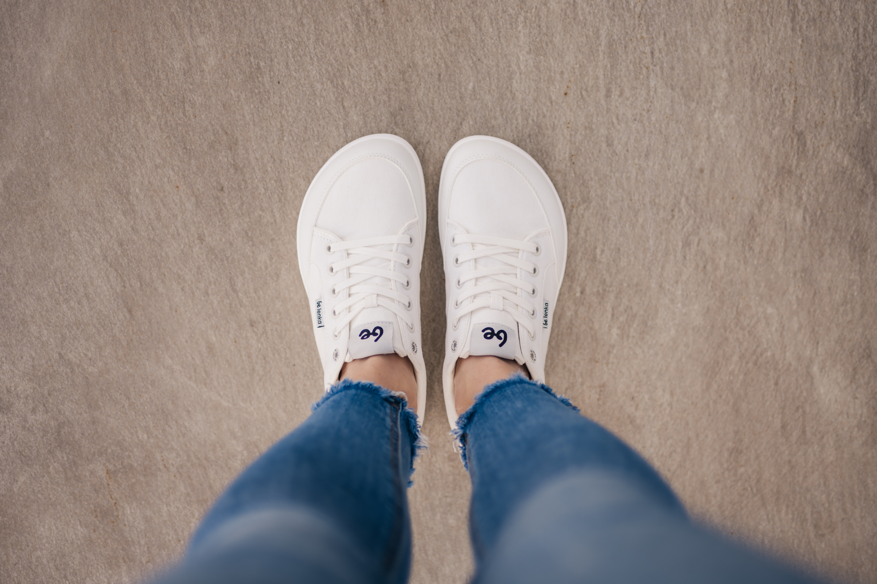 Barfuß Sneakers Be Lenka Rebound - All White.




Extrem leichte Schuhe für alle Liebhaber von urbanen KlassikernEverydayComfort Neo-Laufsohle für eine längere Lebensdauer des SchuhsTextillogo auf der Zunge und dem Schaftzwei Ösen an der Innenseite der Sneaker für die Belüftung

Vorteile von Barfußschuhen:
imitiert perfekt das Barfußgehendie anatomische Form des Schuhs bietet viel Platz für die ZehenNull Neigung der Sohle hält Ferse und Zehen in einer Linie für eine korrekte Körperhaltungstimulierende 5 mm dicke Sohle aktiviert die Nervenenden des Fußesflexible Materialien sorgen für eine bessere Funktionalität der Muskeln und Sehnen des FußesLeichtigkeit des Schuhs als Vorbeugung gegen Fußermüdung
Typ: Straßenschuhe