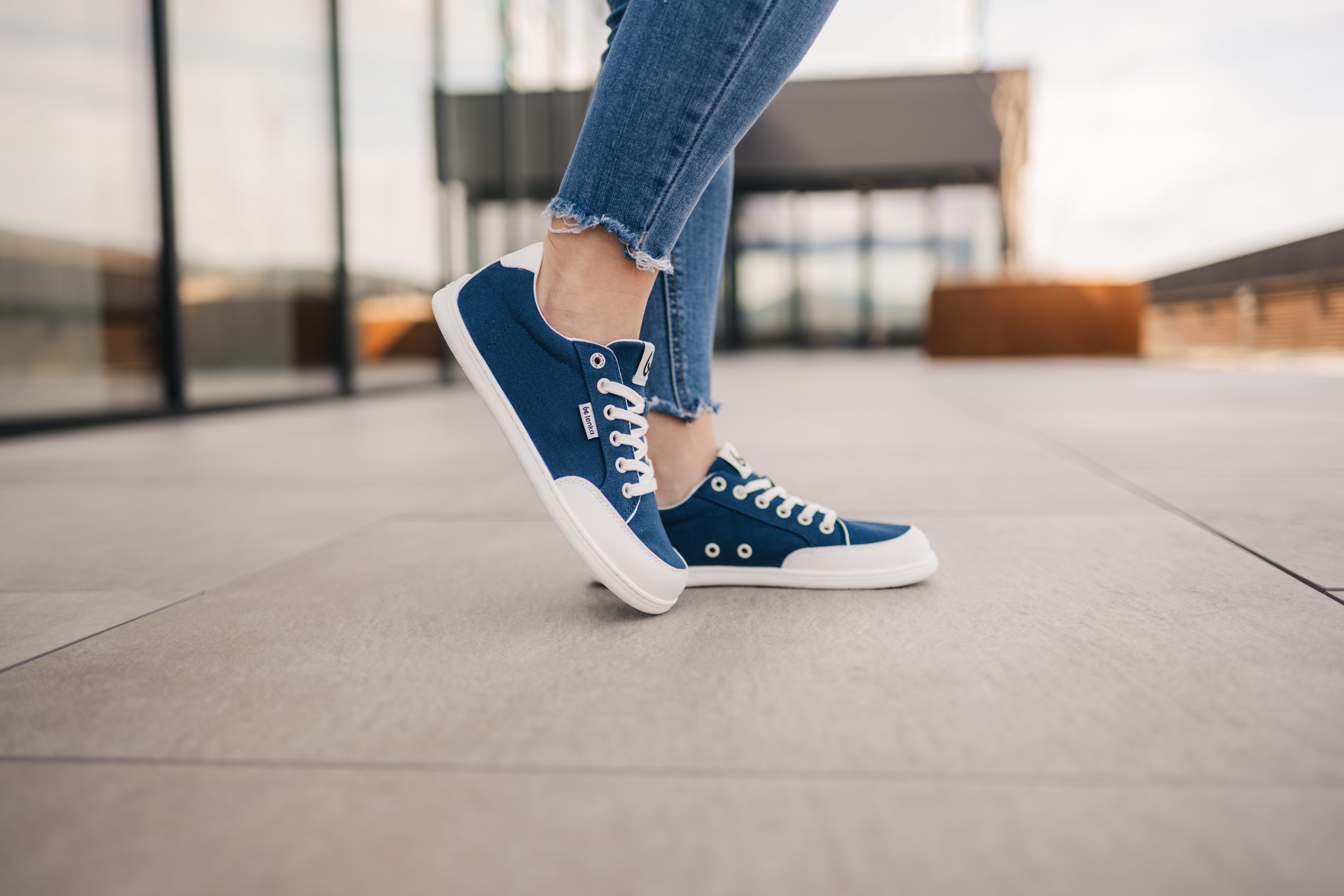 Barfuß Sneakers Be Lenka Rebound - Dark Blue & White.




Extrem leichte Schuhe für alle Liebhaber von urbanen KlassikernEverydayComfort Neo-Laufsohle für eine längere Lebensdauer des SchuhsTextillogo auf der Zunge und dem Schaftzwei Ösen an der Innenseite der Sneaker für die Belüftung

Vorteile von Barfußschuhen:
imitiert perfekt das Barfußgehendie anatomische Form des Schuhs bietet viel Platz für die ZehenNull Neigung der Sohle hält Ferse und Zehen in einer Linie für eine korrekte Körperhaltungstimulierende 5 mm dicke Sohle aktiviert die Nervenenden des Fußesflexible Materialien sorgen für eine bessere Funktionalität der Muskeln und Sehnen des FußesLeichtigkeit des Schuhs als Vorbeugung gegen Fußermüdung
Typ: Straßenschuhe