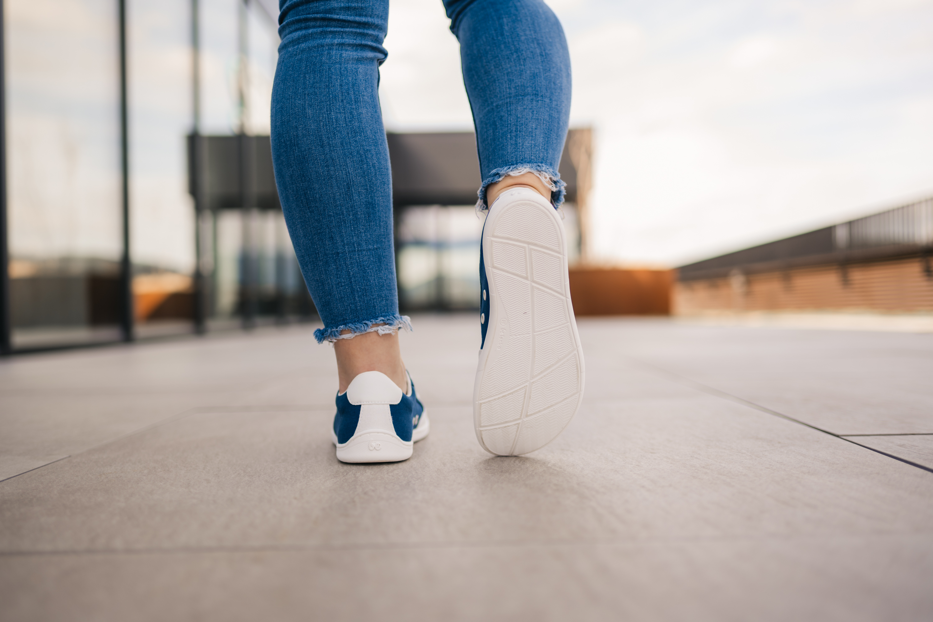 Barfuß Sneakers Be Lenka Rebound - Dark Blue & White.




Extrem leichte Schuhe für alle Liebhaber von urbanen KlassikernEverydayComfort Neo-Laufsohle für eine längere Lebensdauer des SchuhsTextillogo auf der Zunge und dem Schaftzwei Ösen an der Innenseite der Sneaker für die Belüftung

Vorteile von Barfußschuhen:
imitiert perfekt das Barfußgehendie anatomische Form des Schuhs bietet viel Platz für die ZehenNull Neigung der Sohle hält Ferse und Zehen in einer Linie für eine korrekte Körperhaltungstimulierende 5 mm dicke Sohle aktiviert die Nervenenden des Fußesflexible Materialien sorgen für eine bessere Funktionalität der Muskeln und Sehnen des FußesLeichtigkeit des Schuhs als Vorbeugung gegen Fußermüdung
Typ: Straßenschuhe