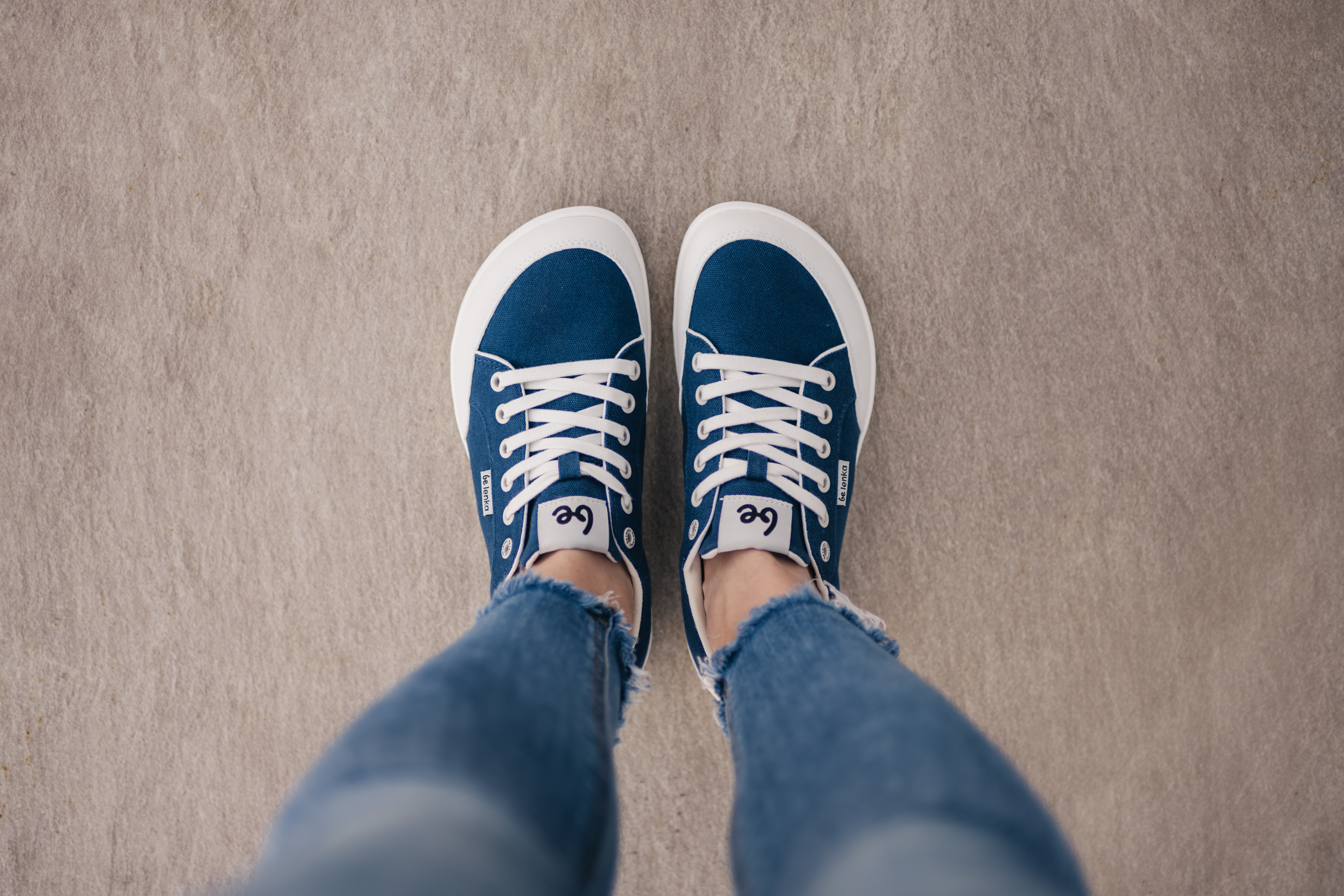 Barfuß Sneakers Be Lenka Rebound - Dark Blue & White.




Extrem leichte Schuhe für alle Liebhaber von urbanen KlassikernEverydayComfort Neo-Laufsohle für eine längere Lebensdauer des SchuhsTextillogo auf der Zunge und dem Schaftzwei Ösen an der Innenseite der Sneaker für die Belüftung

Vorteile von Barfußschuhen:
imitiert perfekt das Barfußgehendie anatomische Form des Schuhs bietet viel Platz für die ZehenNull Neigung der Sohle hält Ferse und Zehen in einer Linie für eine korrekte Körperhaltungstimulierende 5 mm dicke Sohle aktiviert die Nervenenden des Fußesflexible Materialien sorgen für eine bessere Funktionalität der Muskeln und Sehnen des FußesLeichtigkeit des Schuhs als Vorbeugung gegen Fußermüdung
Typ: Straßenschuhe