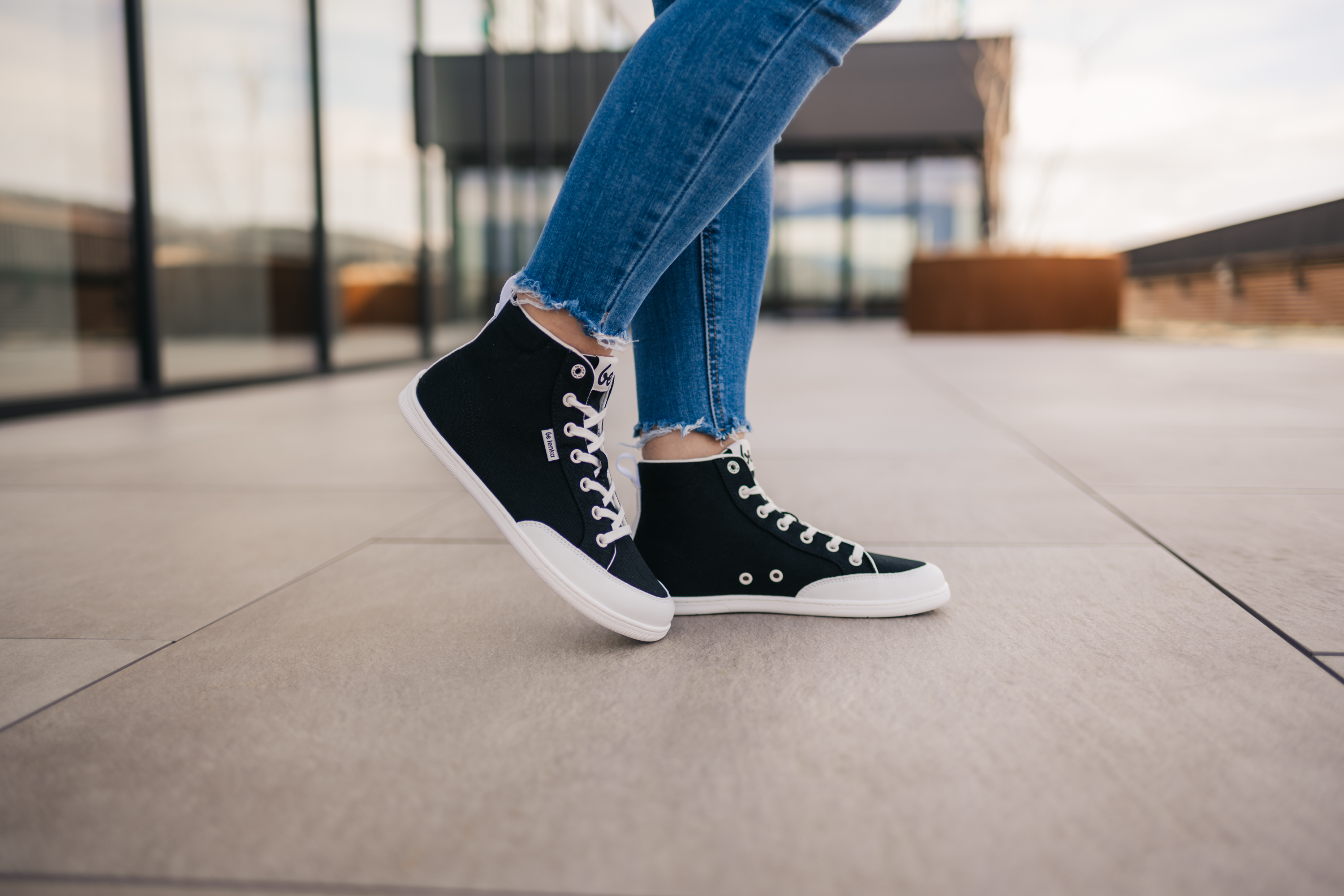 Barfuß Sneakers Be Lenka Rebound - High Top - Black & White.




Extrem leichte Schuhe für alle Liebhaber von urbanen KlassikernEverydayComfort Neo-Laufsohle für eine längere Lebensdauer des SchuhsTextillogo auf der Zunge und dem SchaftFersenschlaufe zum leichteren Anziehenzwei Ösen an der Innenseite der Sneaker für die Belüftung

Vorteile von Barfußschuhen:
perfekte Nachahmung des Barfußgehensdie anatomische Form des Schuhs bietet viel Platz für die Zehendie Nullneigung der Sohle sorgt dafür, dass Ferse und Zehen in einer Linie bleiben und eine korrekte Haltung eingenommen wirddie stimulierende 5mm dicke Sohle aktiviert die Nervenenden des Fußesflexible Materialien sorgen für eine bessere Funktionalität der Muskeln und Sehnen des FußesLeichtigkeit des Schuhs als Vorbeugung gegen Fußermüdung
Typ: Straßenschuhe