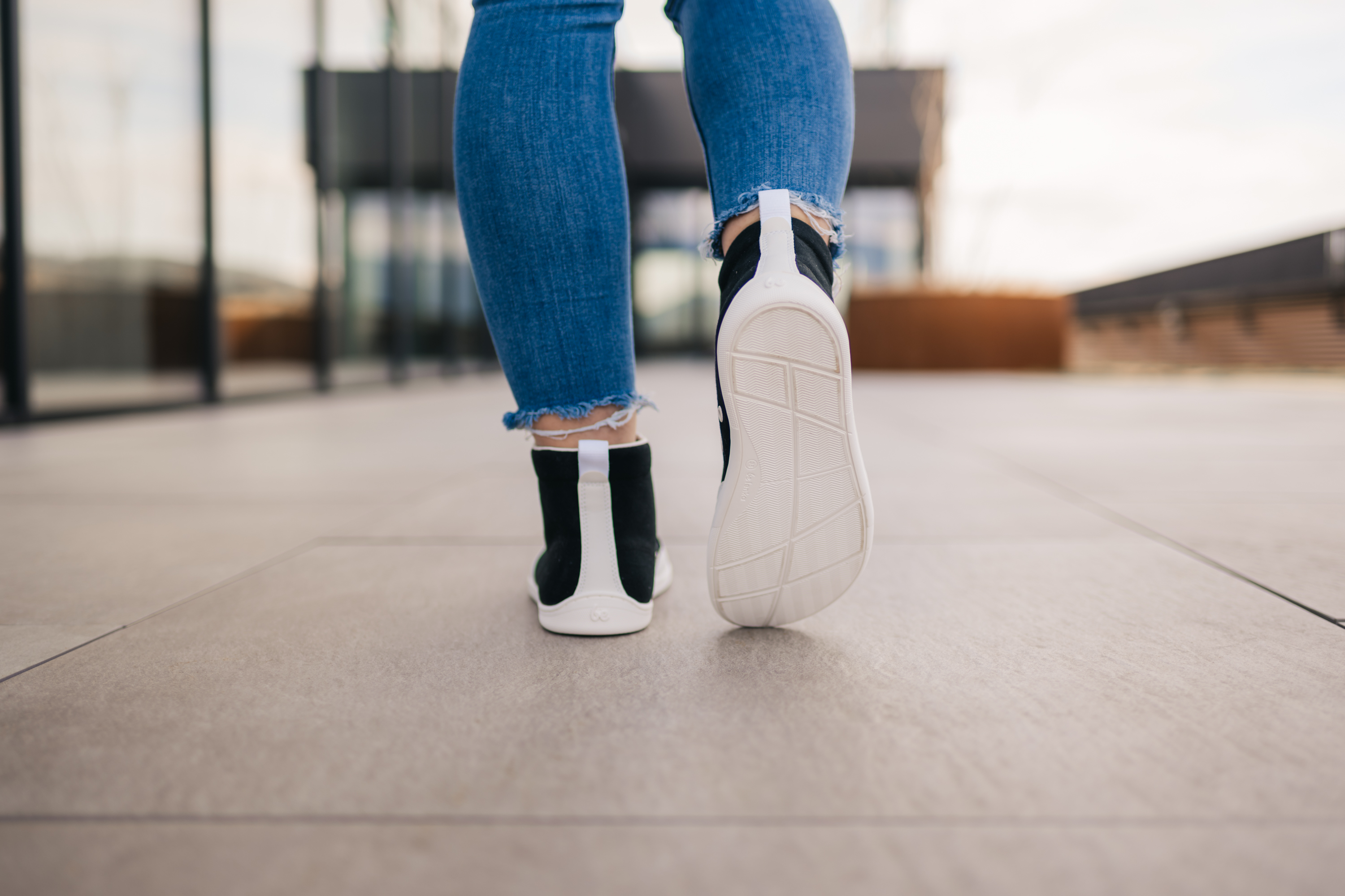 Barfuß Sneakers Be Lenka Rebound - High Top - Black & White.




Extrem leichte Schuhe für alle Liebhaber von urbanen KlassikernEverydayComfort Neo-Laufsohle für eine längere Lebensdauer des SchuhsTextillogo auf der Zunge und dem SchaftFersenschlaufe zum leichteren Anziehenzwei Ösen an der Innenseite der Sneaker für die Belüftung

Vorteile von Barfußschuhen:
perfekte Nachahmung des Barfußgehensdie anatomische Form des Schuhs bietet viel Platz für die Zehendie Nullneigung der Sohle sorgt dafür, dass Ferse und Zehen in einer Linie bleiben und eine korrekte Haltung eingenommen wirddie stimulierende 5mm dicke Sohle aktiviert die Nervenenden des Fußesflexible Materialien sorgen für eine bessere Funktionalität der Muskeln und Sehnen des FußesLeichtigkeit des Schuhs als Vorbeugung gegen Fußermüdung
Typ: Straßenschuhe