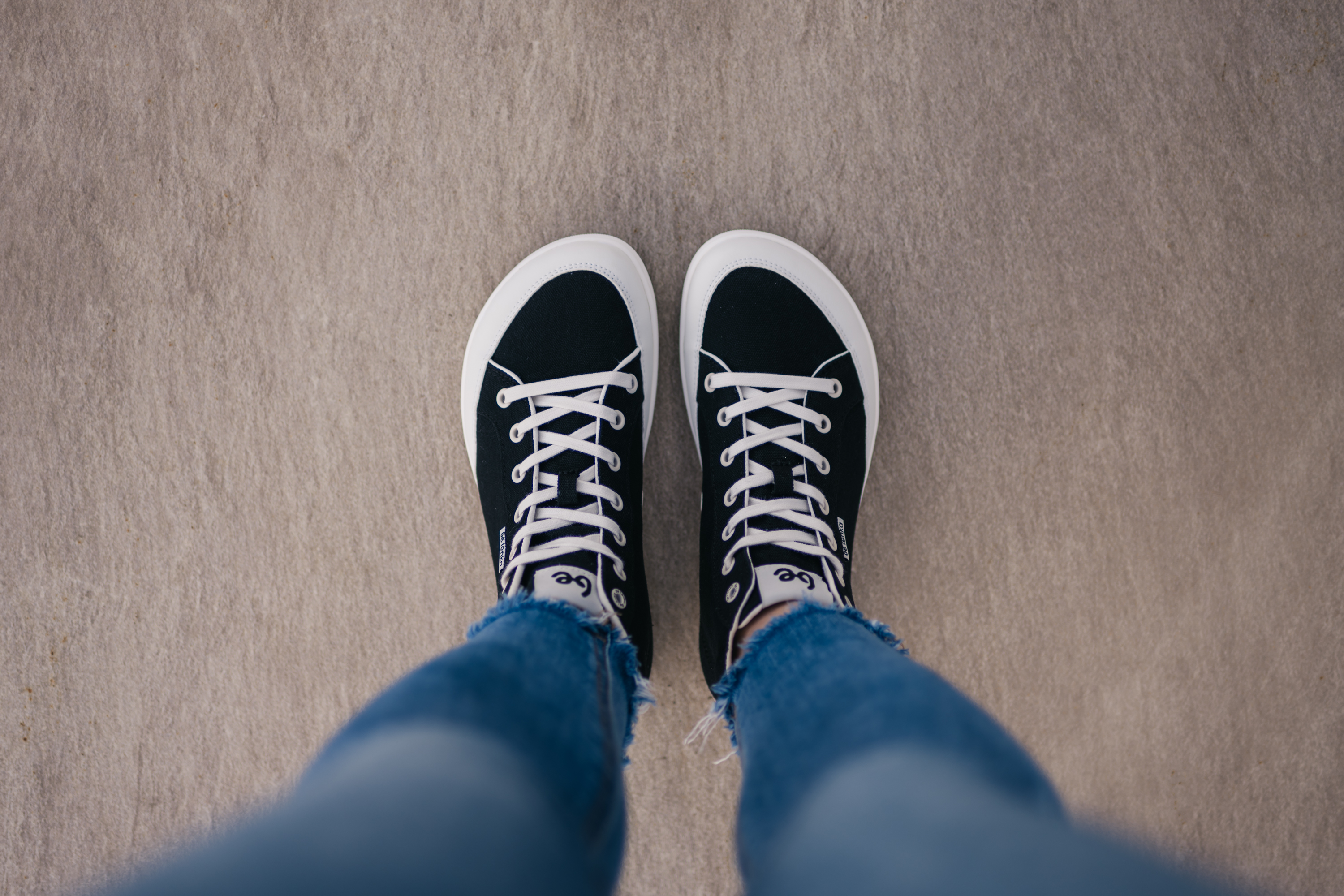 Barfuß Sneakers Be Lenka Rebound - High Top - Black & White.




Extrem leichte Schuhe für alle Liebhaber von urbanen KlassikernEverydayComfort Neo-Laufsohle für eine längere Lebensdauer des SchuhsTextillogo auf der Zunge und dem SchaftFersenschlaufe zum leichteren Anziehenzwei Ösen an der Innenseite der Sneaker für die Belüftung

Vorteile von Barfußschuhen:
perfekte Nachahmung des Barfußgehensdie anatomische Form des Schuhs bietet viel Platz für die Zehendie Nullneigung der Sohle sorgt dafür, dass Ferse und Zehen in einer Linie bleiben und eine korrekte Haltung eingenommen wirddie stimulierende 5mm dicke Sohle aktiviert die Nervenenden des Fußesflexible Materialien sorgen für eine bessere Funktionalität der Muskeln und Sehnen des FußesLeichtigkeit des Schuhs als Vorbeugung gegen Fußermüdung
Typ: Straßenschuhe