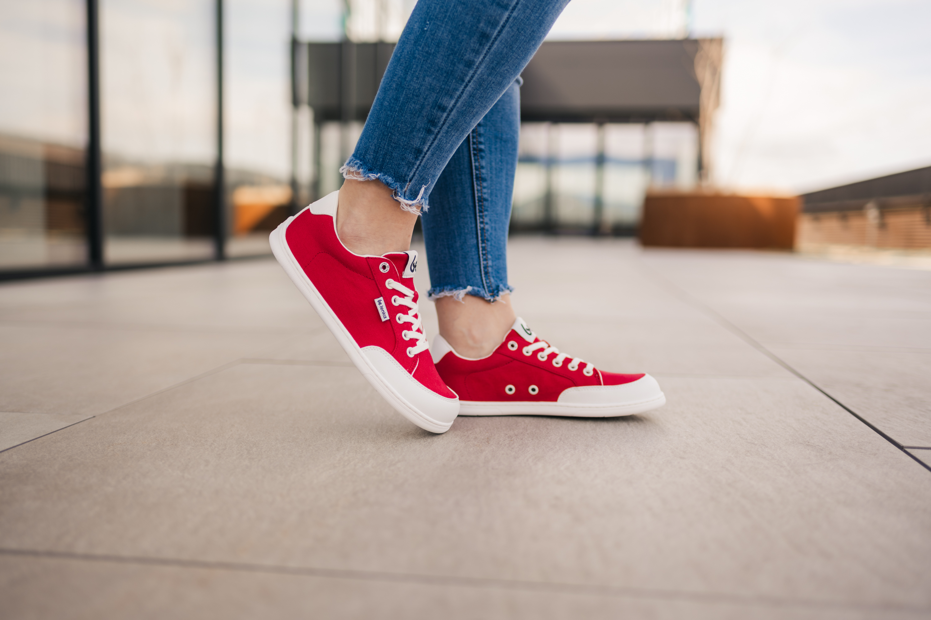 Barfuß Sneakers Be Lenka Rebound - Red & White.




Extrem leichte Schuhe für alle Liebhaber von urbanen KlassikernEverydayComfort Neo-Laufsohle für eine längere Lebensdauer des SchuhsTextillogo auf der Zunge und dem Schaftzwei Ösen an der Innenseite der Sneaker für die Belüftung

Vorteile von Barfußschuhen:
imitiert perfekt das Barfußgehendie anatomische Form des Schuhs bietet viel Platz für die ZehenNull Neigung der Sohle hält Ferse und Zehen in einer Linie für eine korrekte Körperhaltungstimulierende 5 mm dicke Sohle aktiviert die Nervenenden des Fußesflexible Materialien sorgen für eine bessere Funktionalität der Muskeln und Sehnen des FußesLeichtigkeit des Schuhs als Vorbeugung gegen Fußermüdung
Typ: Straßenschuhe