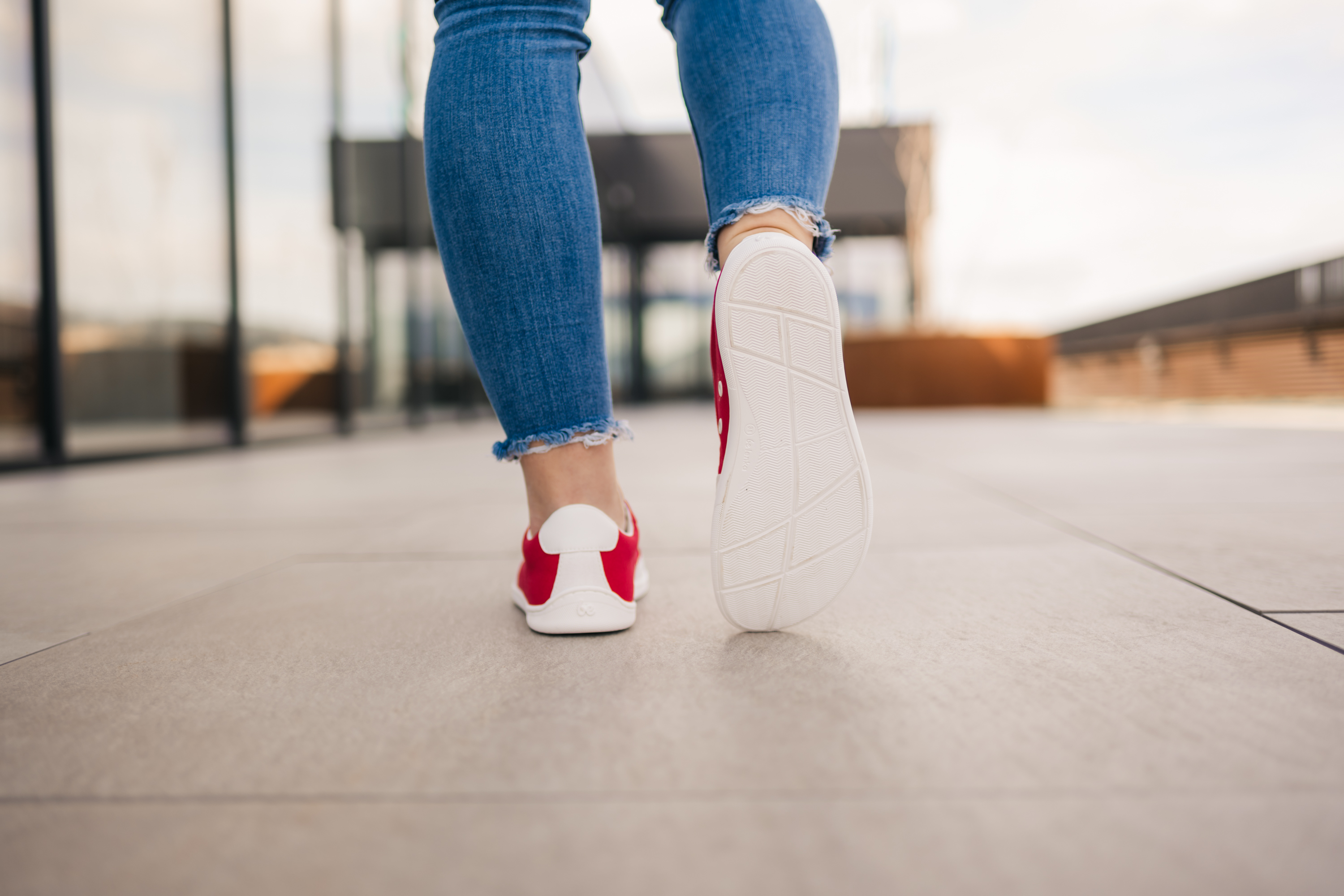 Barfuß Sneakers Be Lenka Rebound - Red & White.




Extrem leichte Schuhe für alle Liebhaber von urbanen KlassikernEverydayComfort Neo-Laufsohle für eine längere Lebensdauer des SchuhsTextillogo auf der Zunge und dem Schaftzwei Ösen an der Innenseite der Sneaker für die Belüftung

Vorteile von Barfußschuhen:
imitiert perfekt das Barfußgehendie anatomische Form des Schuhs bietet viel Platz für die ZehenNull Neigung der Sohle hält Ferse und Zehen in einer Linie für eine korrekte Körperhaltungstimulierende 5 mm dicke Sohle aktiviert die Nervenenden des Fußesflexible Materialien sorgen für eine bessere Funktionalität der Muskeln und Sehnen des FußesLeichtigkeit des Schuhs als Vorbeugung gegen Fußermüdung
Typ: Straßenschuhe