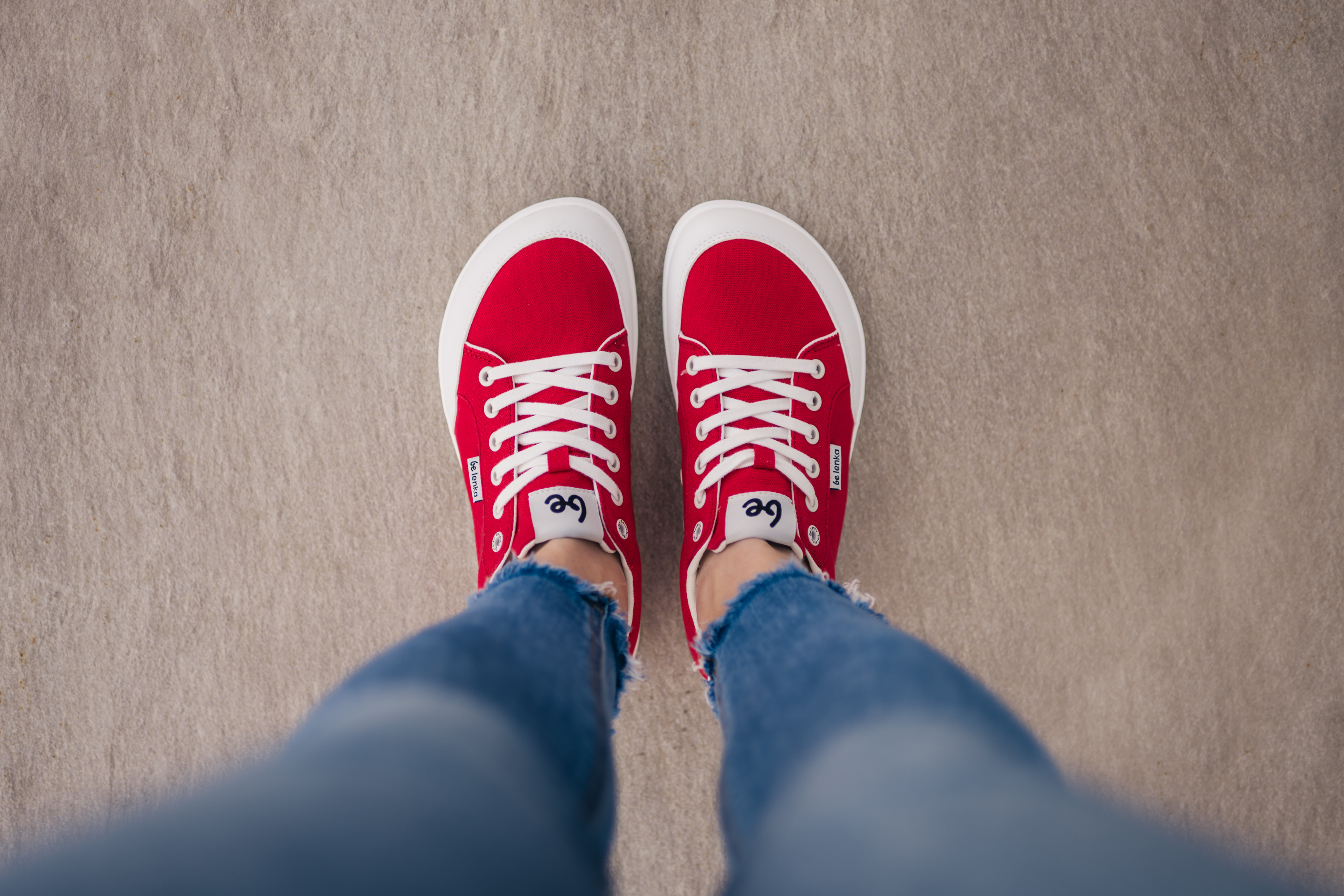 Barfuß Sneakers Be Lenka Rebound - Red & White.




Extrem leichte Schuhe für alle Liebhaber von urbanen KlassikernEverydayComfort Neo-Laufsohle für eine längere Lebensdauer des SchuhsTextillogo auf der Zunge und dem Schaftzwei Ösen an der Innenseite der Sneaker für die Belüftung

Vorteile von Barfußschuhen:
imitiert perfekt das Barfußgehendie anatomische Form des Schuhs bietet viel Platz für die ZehenNull Neigung der Sohle hält Ferse und Zehen in einer Linie für eine korrekte Körperhaltungstimulierende 5 mm dicke Sohle aktiviert die Nervenenden des Fußesflexible Materialien sorgen für eine bessere Funktionalität der Muskeln und Sehnen des FußesLeichtigkeit des Schuhs als Vorbeugung gegen Fußermüdung
Typ: Straßenschuhe