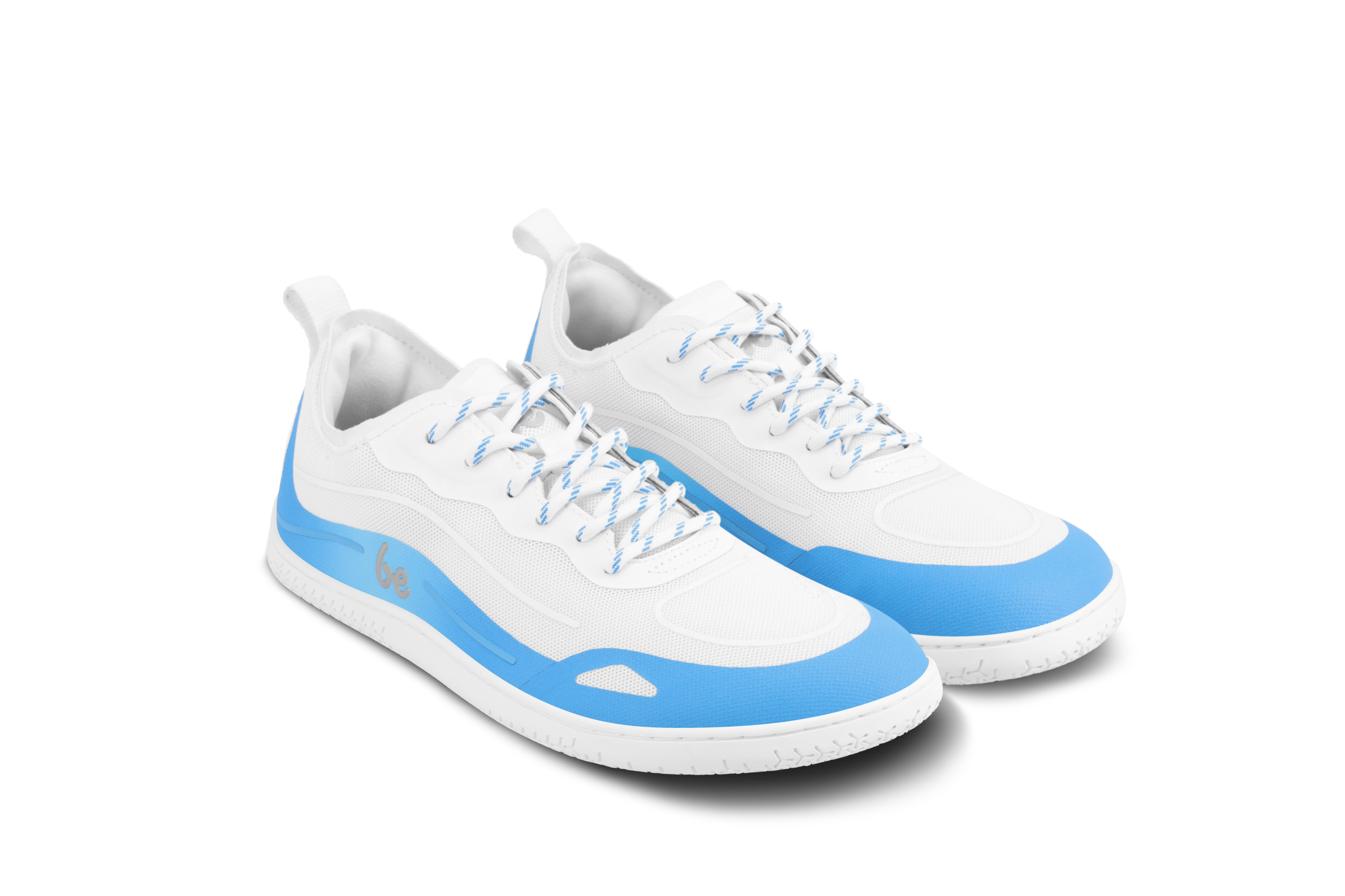 Barfuß Sneakers Be Lenka Velocity - Blue.




extrem leichte Schuhe für alle Bewegungsliebhabergenähte ActiveGrip Neo-Laufsohle für eine längere Lebensdauer des Schuhsstylisches 3D Be Lenka-Logo auf dem Obermaterialpraktische Handschlaufe, um dieses Modell am Rucksack zu befestigen weiches und angenehmes Innenfutterantibakterielle, feuchtigkeitsableitende Einlegesohlediese Schuhe sind nicht für intensive sportliche Aktivitäten, z.

Vorteile von Barfußschuhen:
perfekte Nachahmung des Barfußlaufensdie anatomische Form des Schuhs bietet viel Platz für die Zehendie Zero Drop Sohle sorgt dafür, dass Ferse und Zehen in einer Linie bleiben und eine korrekte Haltung eingenommen wirddie stimulierende 5mm dicke Sohle aktiviert die Nervenenden des Fußesflexible Materialien sorgen für eine bessere Funktion der Muskeln und Sehnen des FußesLeichtigkeit des Schuhs als Vorbeugung gegen Fußermüdung
Typ: Straßenschuhe