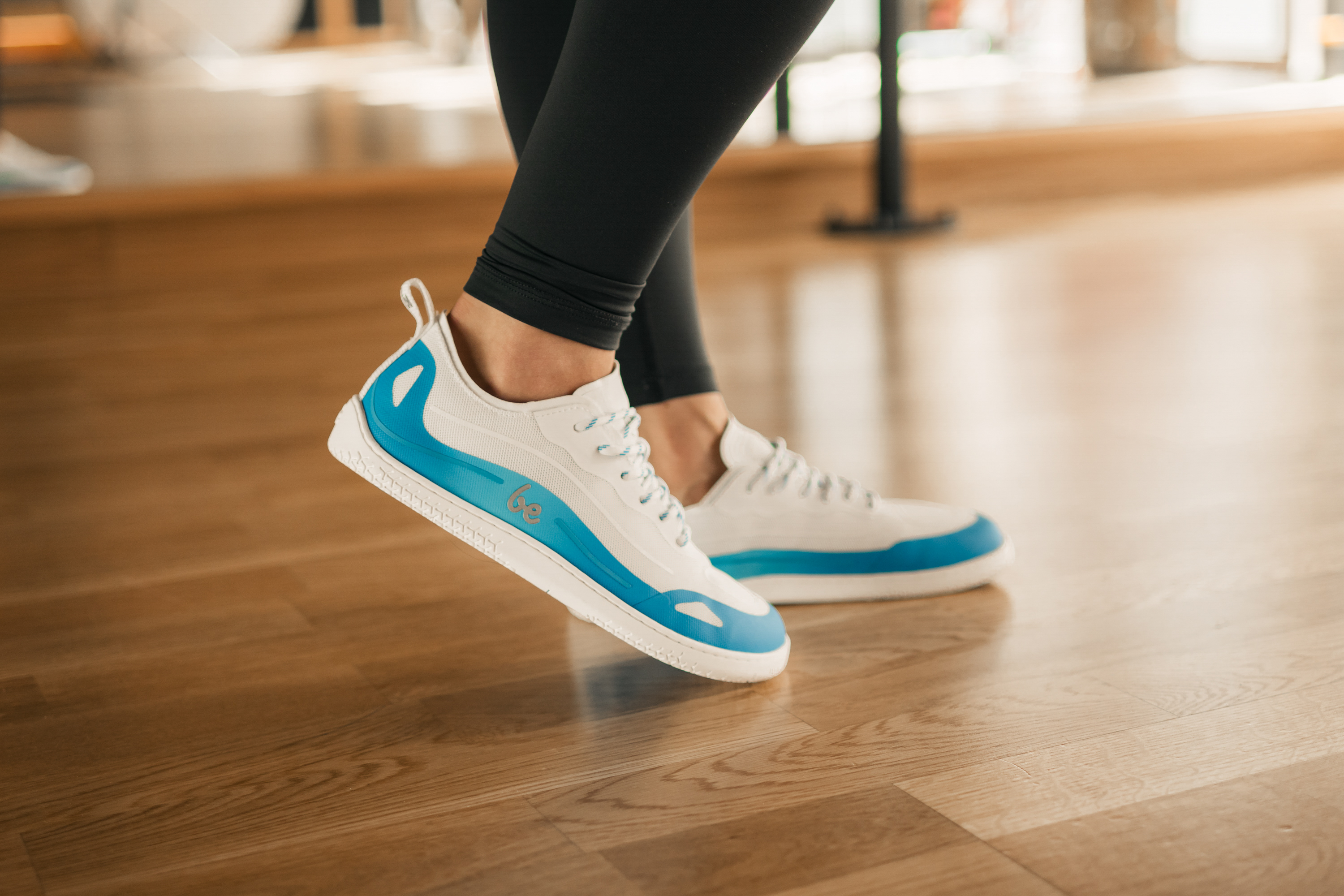 Barfuß Sneakers Be Lenka Velocity - Blue.




extrem leichte Schuhe für alle Bewegungsliebhabergenähte ActiveGrip Neo-Laufsohle für eine längere Lebensdauer des Schuhsstylisches 3D Be Lenka-Logo auf dem Obermaterialpraktische Handschlaufe, um dieses Modell am Rucksack zu befestigen weiches und angenehmes Innenfutterantibakterielle, feuchtigkeitsableitende Einlegesohlediese Schuhe sind nicht für intensive sportliche Aktivitäten, z.

Vorteile von Barfußschuhen:
perfekte Nachahmung des Barfußlaufensdie anatomische Form des Schuhs bietet viel Platz für die Zehendie Zero Drop Sohle sorgt dafür, dass Ferse und Zehen in einer Linie bleiben und eine korrekte Haltung eingenommen wirddie stimulierende 5mm dicke Sohle aktiviert die Nervenenden des Fußesflexible Materialien sorgen für eine bessere Funktion der Muskeln und Sehnen des FußesLeichtigkeit des Schuhs als Vorbeugung gegen Fußermüdung
Typ: Straßenschuhe